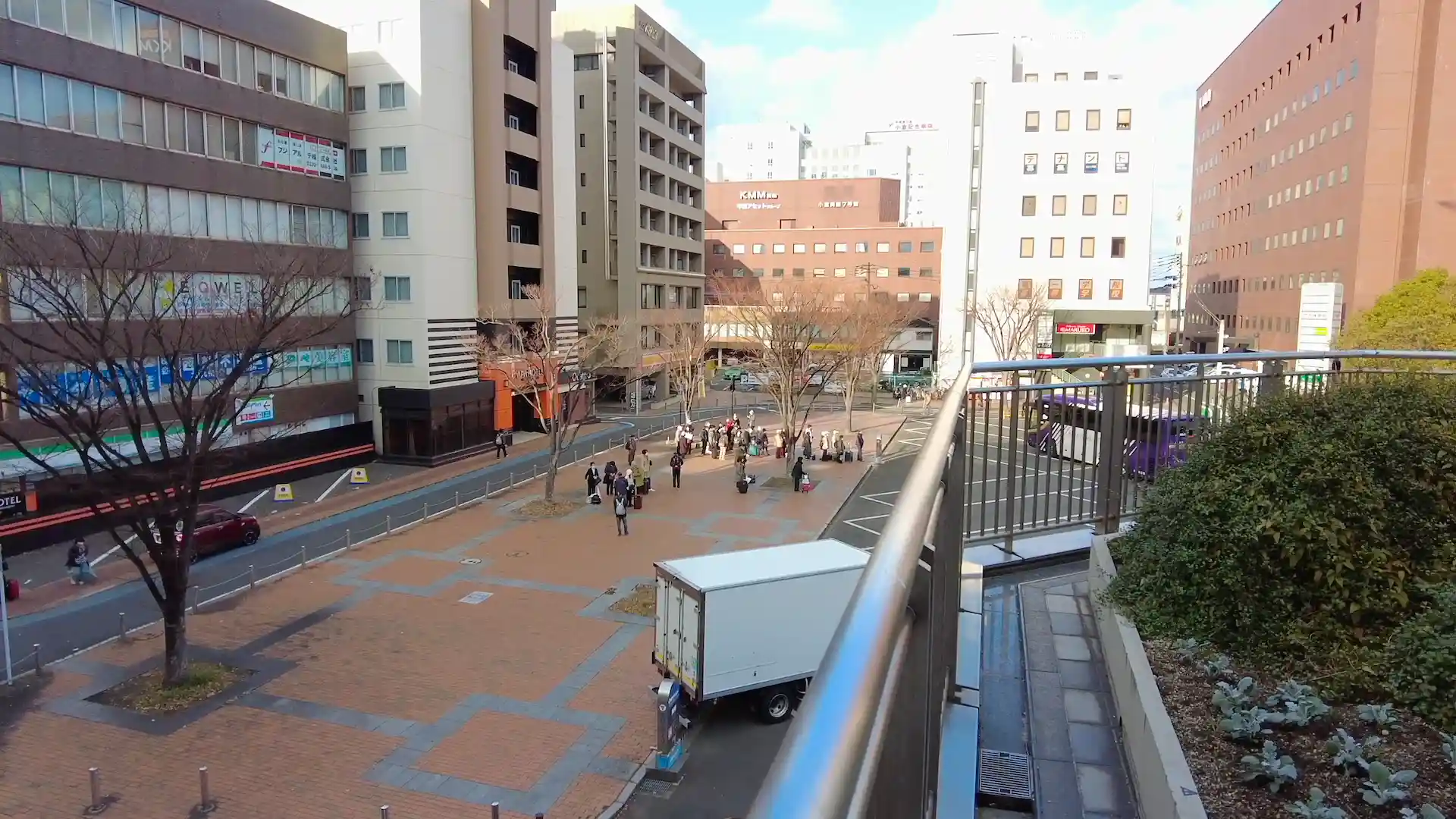 駅前から見えた列を作った乗船客