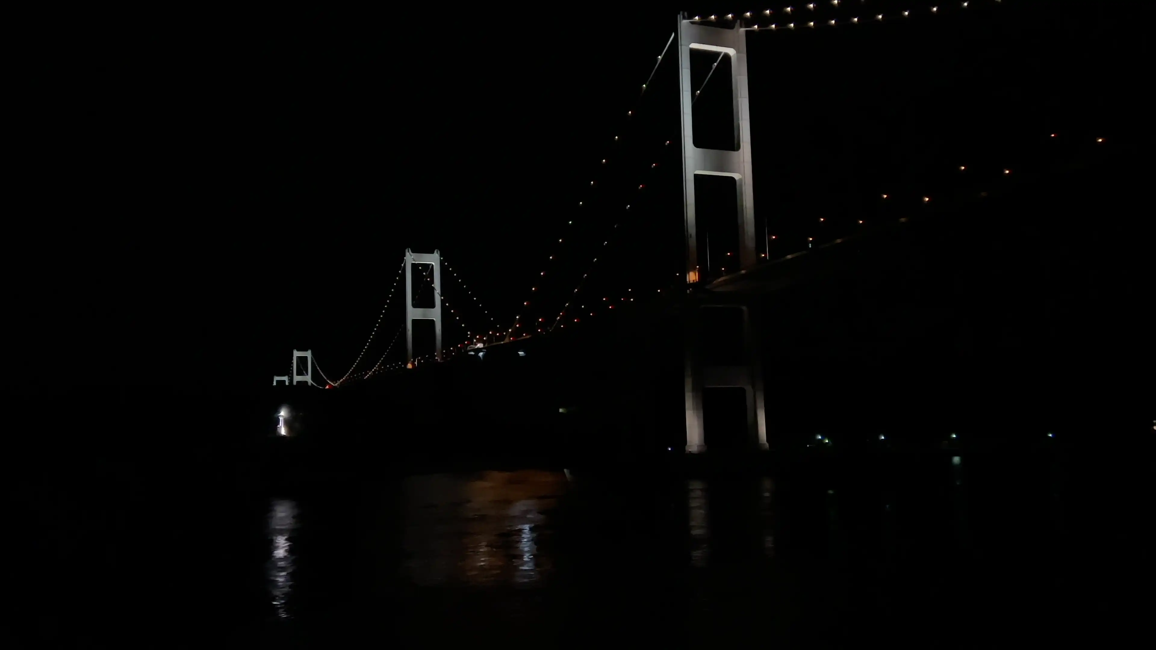 ライトアップされた来島海峡大橋