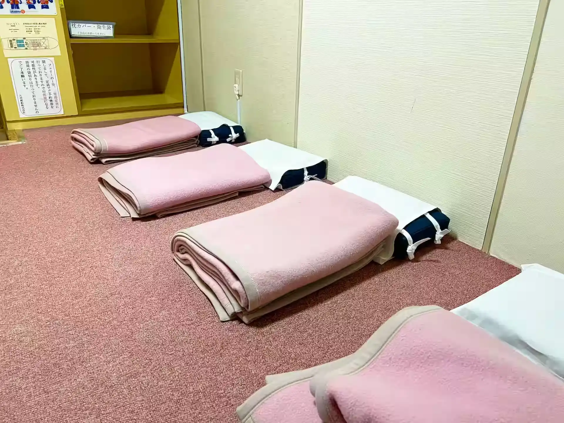 九州郵船フェリーちくし船内の1等室客室の枕と毛布