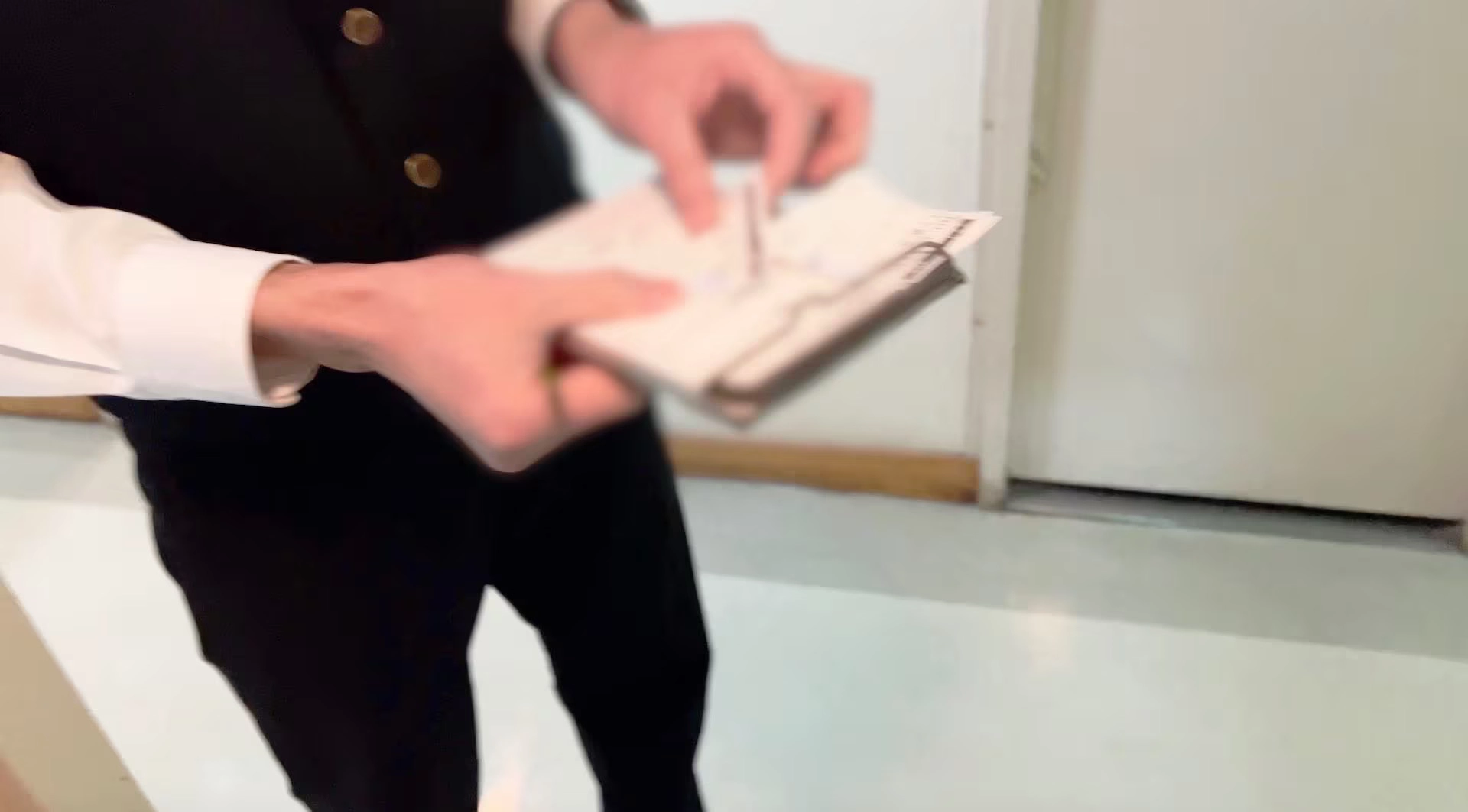 翌朝のレイトチェックの案内を受けている様子