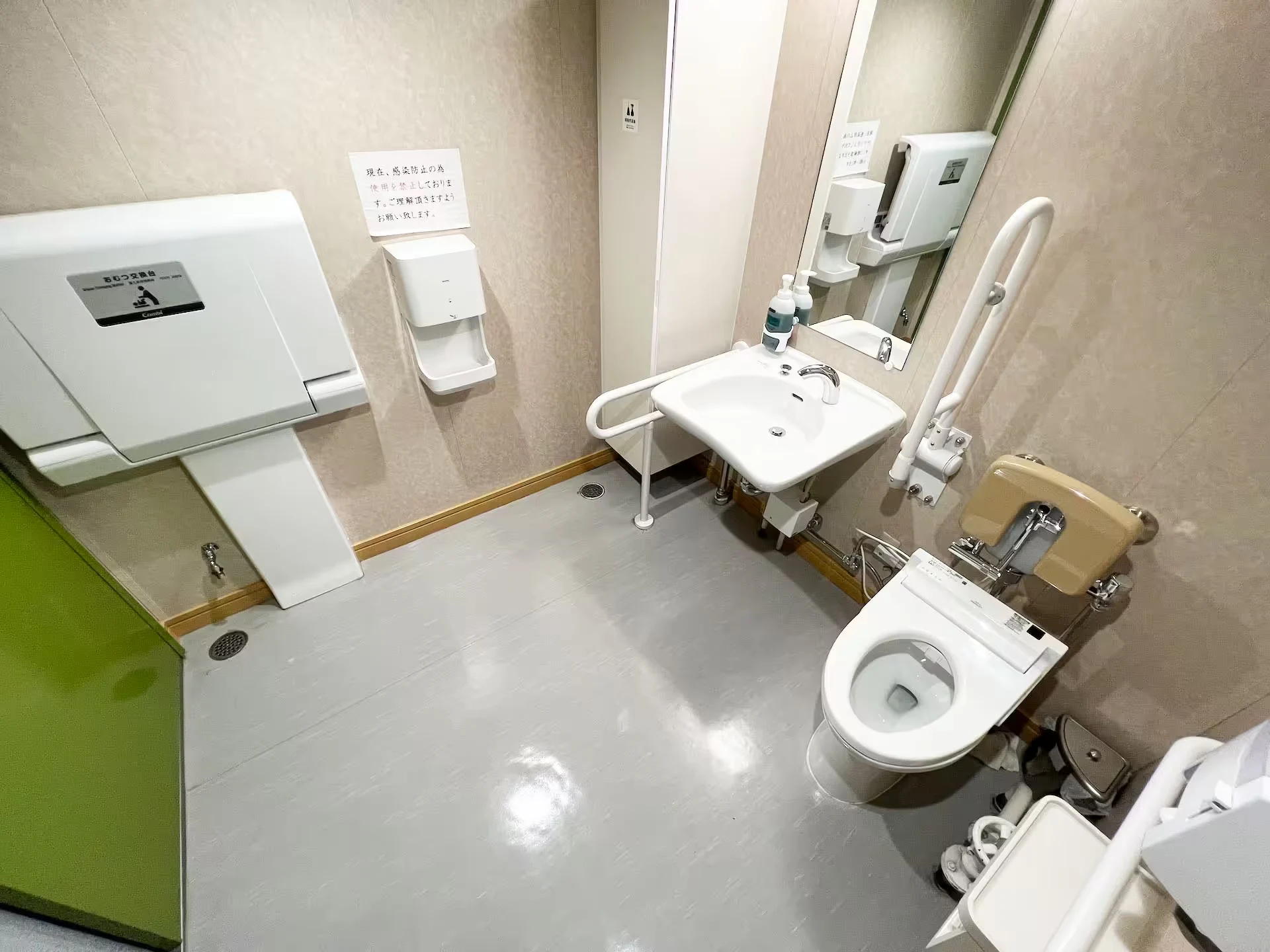 Barrier-free restrooms on board the Kyushu Yusen Umiterashi