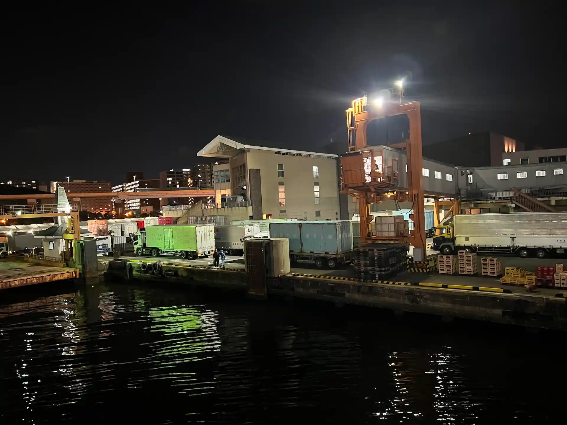 博多港を出港してすぐの様子