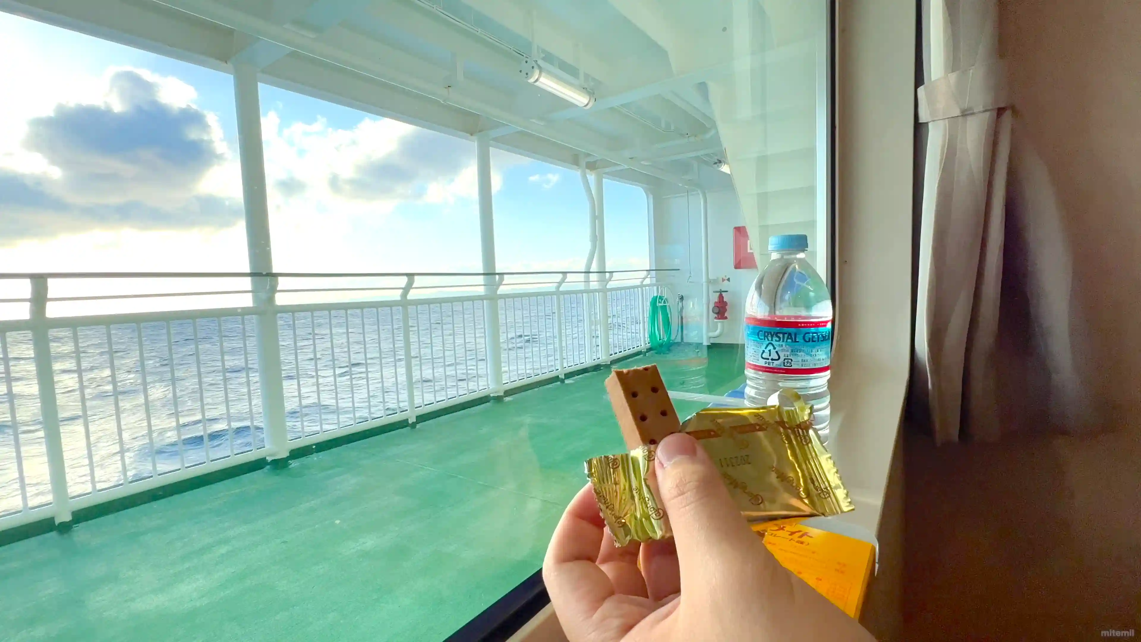 うみてらし船内でカロリーメイトを食べている様子