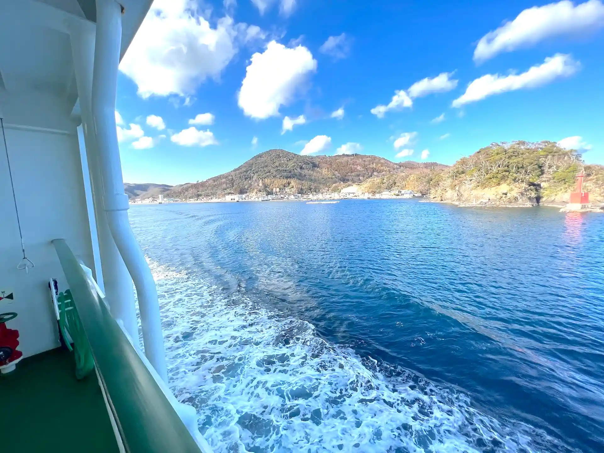 うみてらし船の屋外デッキから見えた轟島