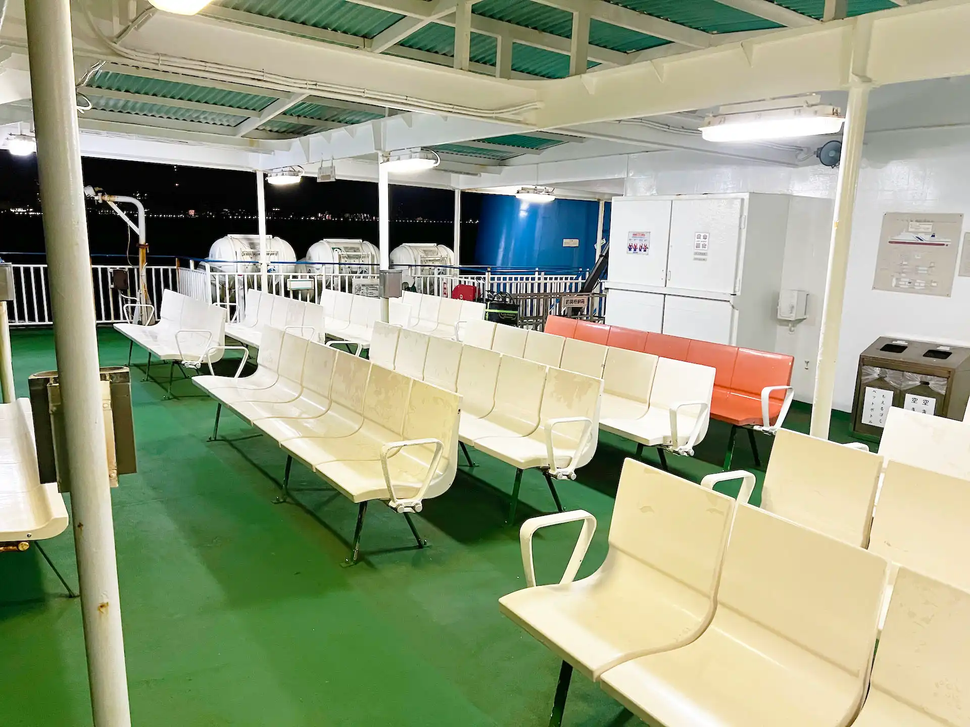 九州郵船フェリーちくし船内の旅客ベンチ席に結ばれた灰皿とベンチの座面