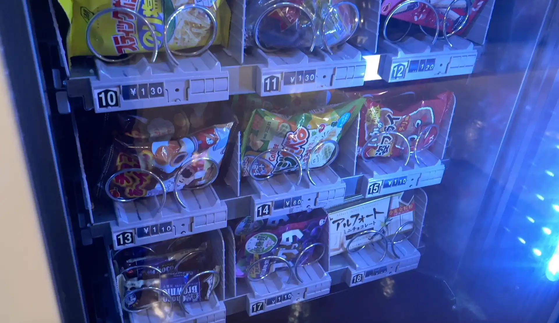 九州郵船フェリーちくし船内のお菓子が売られている自販機