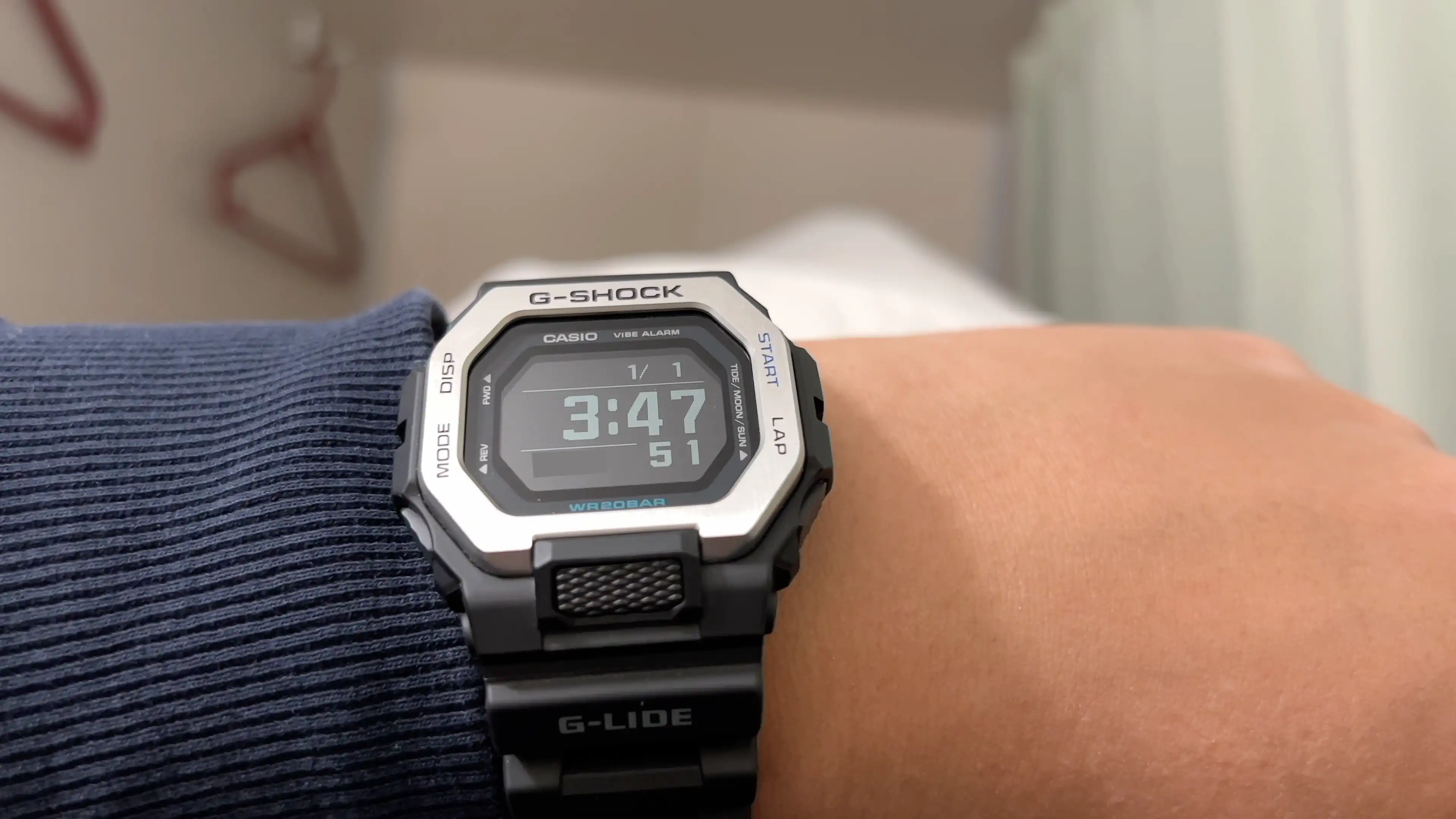 03時47分と表記された腕時計
