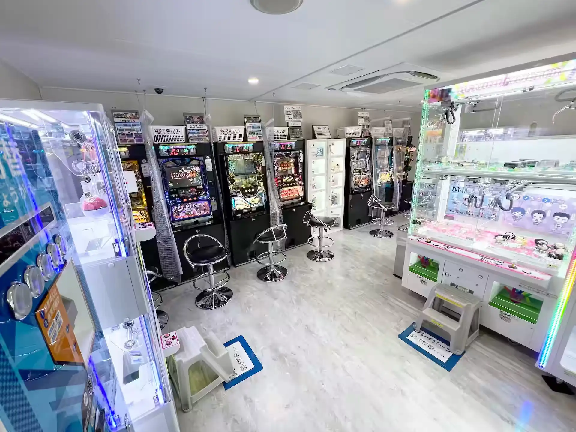 名门大洋渡轮福冈号船内游戏区的抓娃娃机
