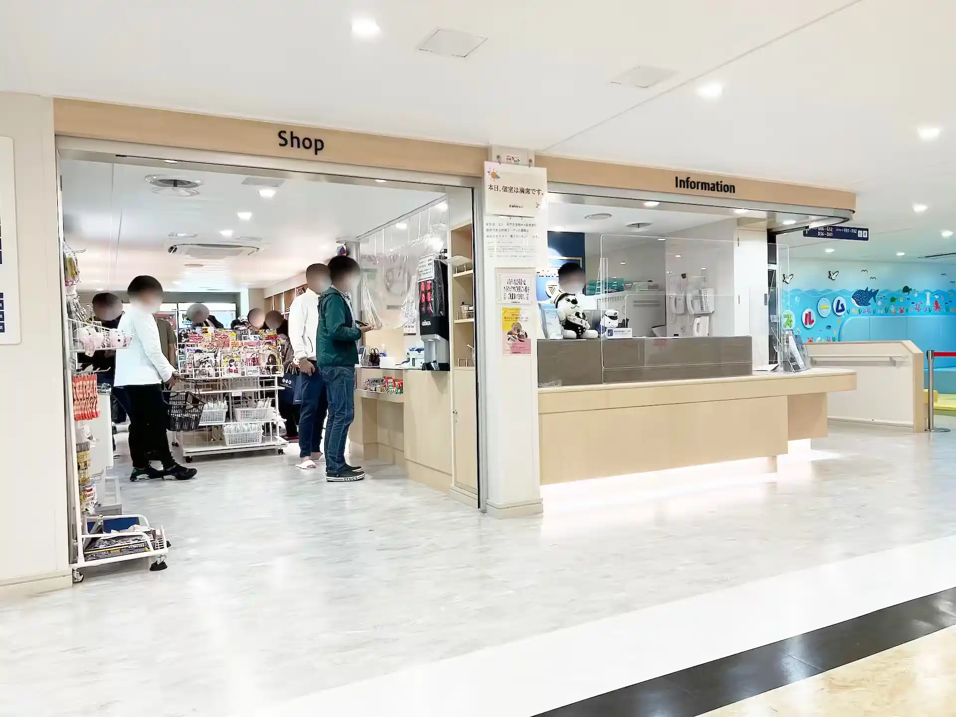 名门大洋轮渡福冈船内的咨询处和商店