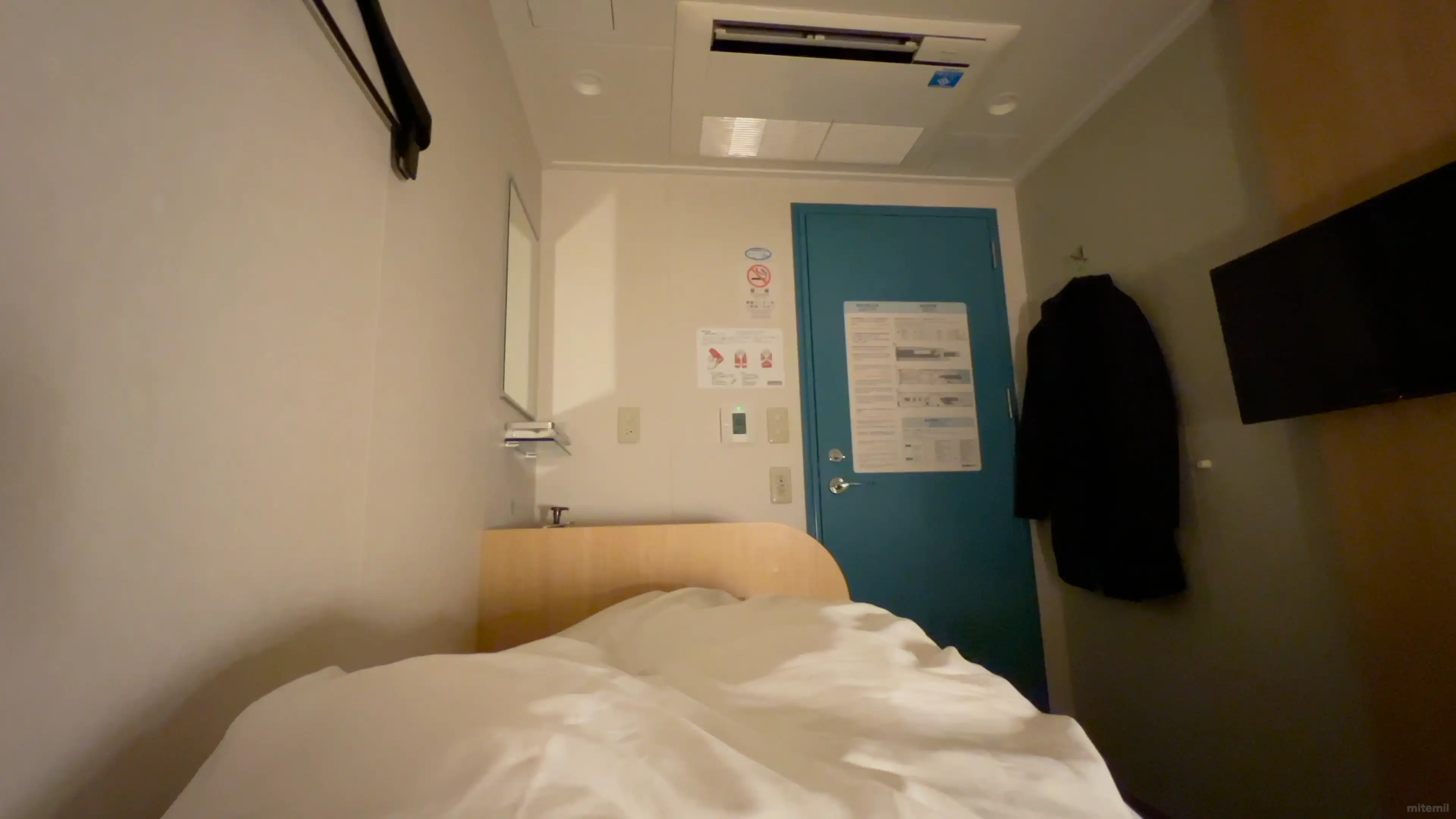 フェリーふくおか客室ファーストSで横になっている様子