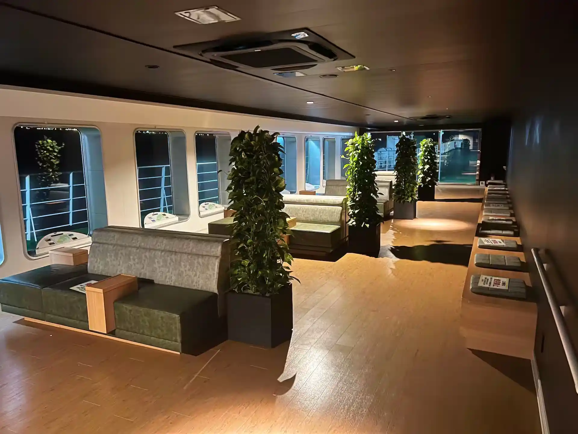 名门大洋渡轮福冈号船内的观景休息室