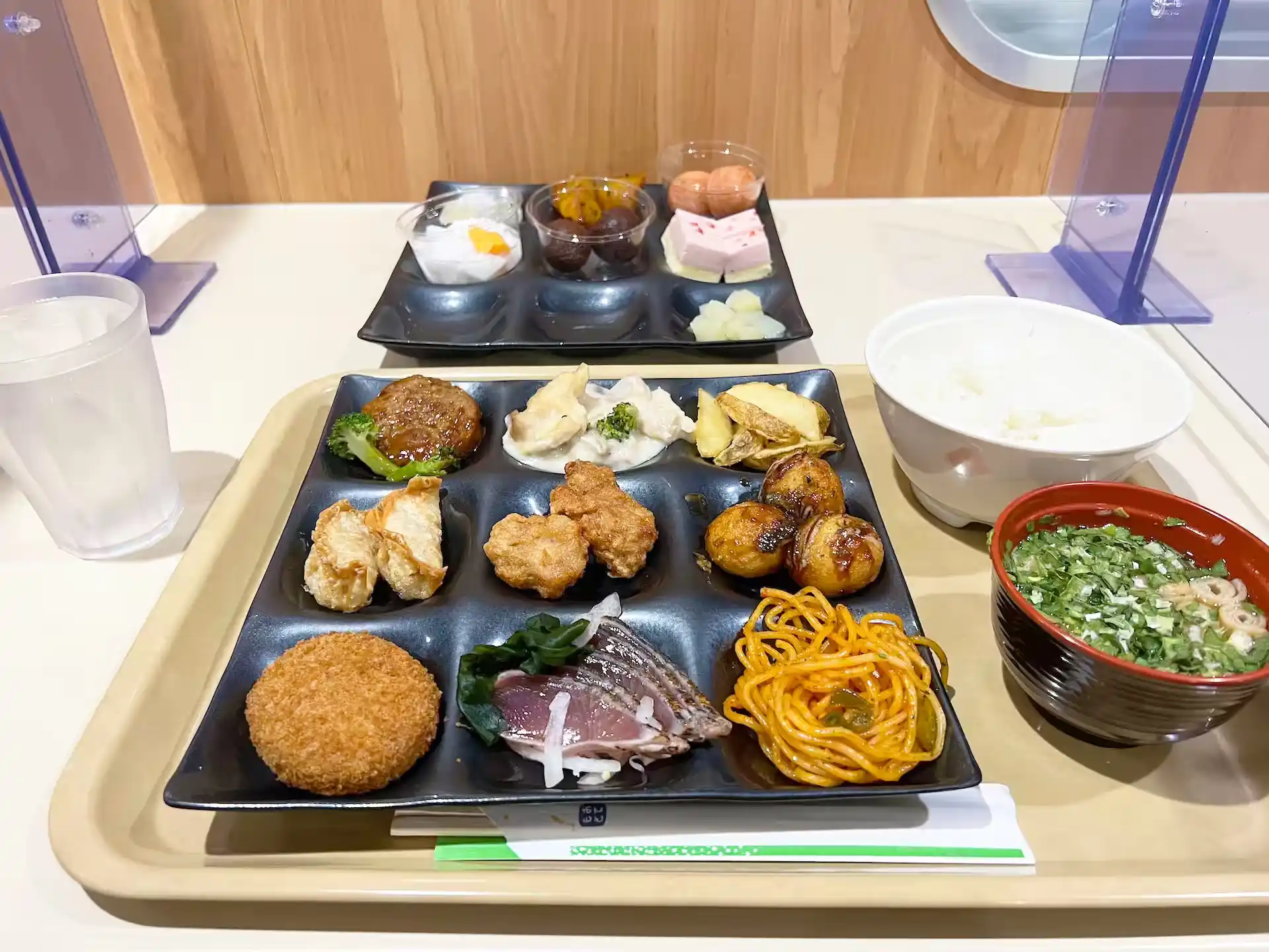 명문대양페리 후쿠오카의 저녁 요리가 담긴 접시