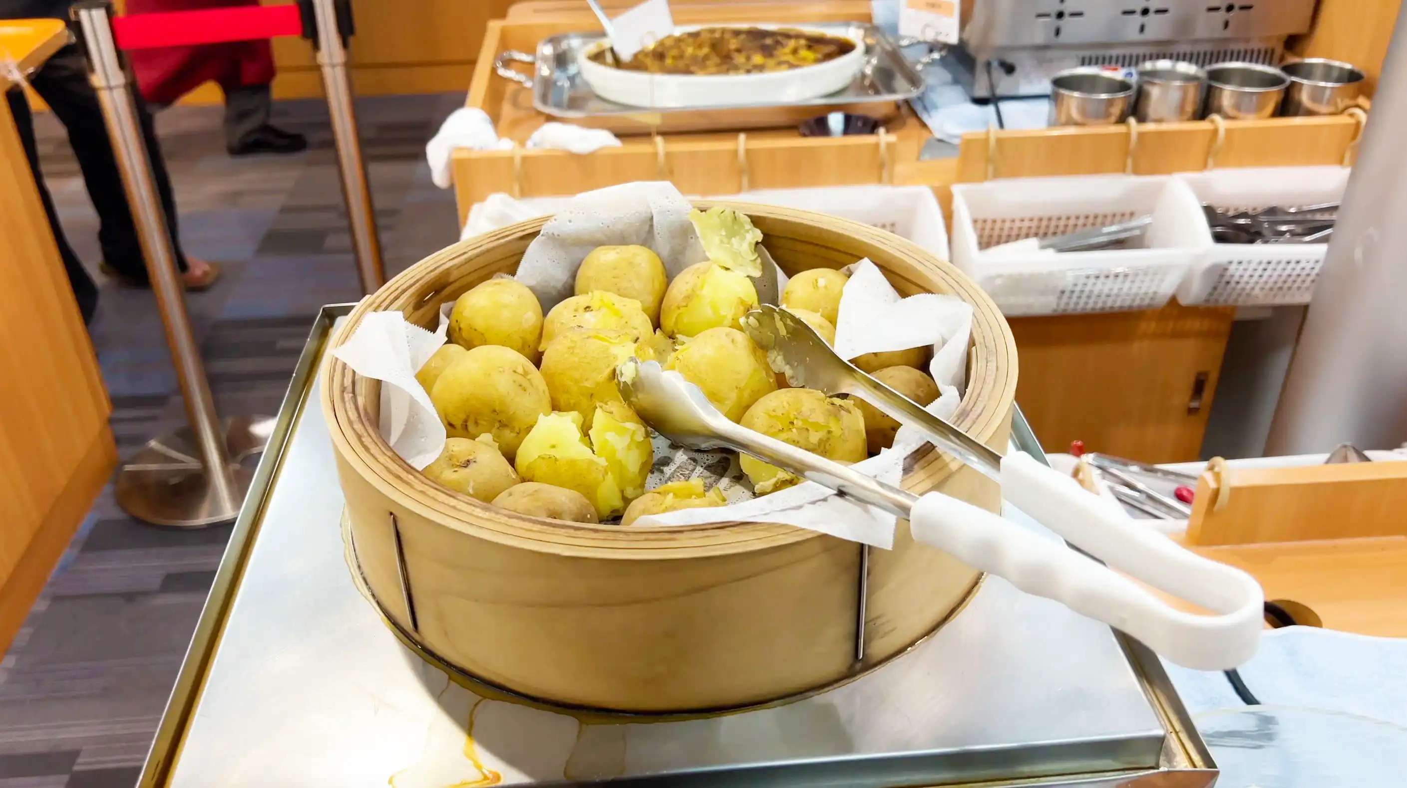 名门大洋轮渡福冈的晚餐自助餐区的土豆
