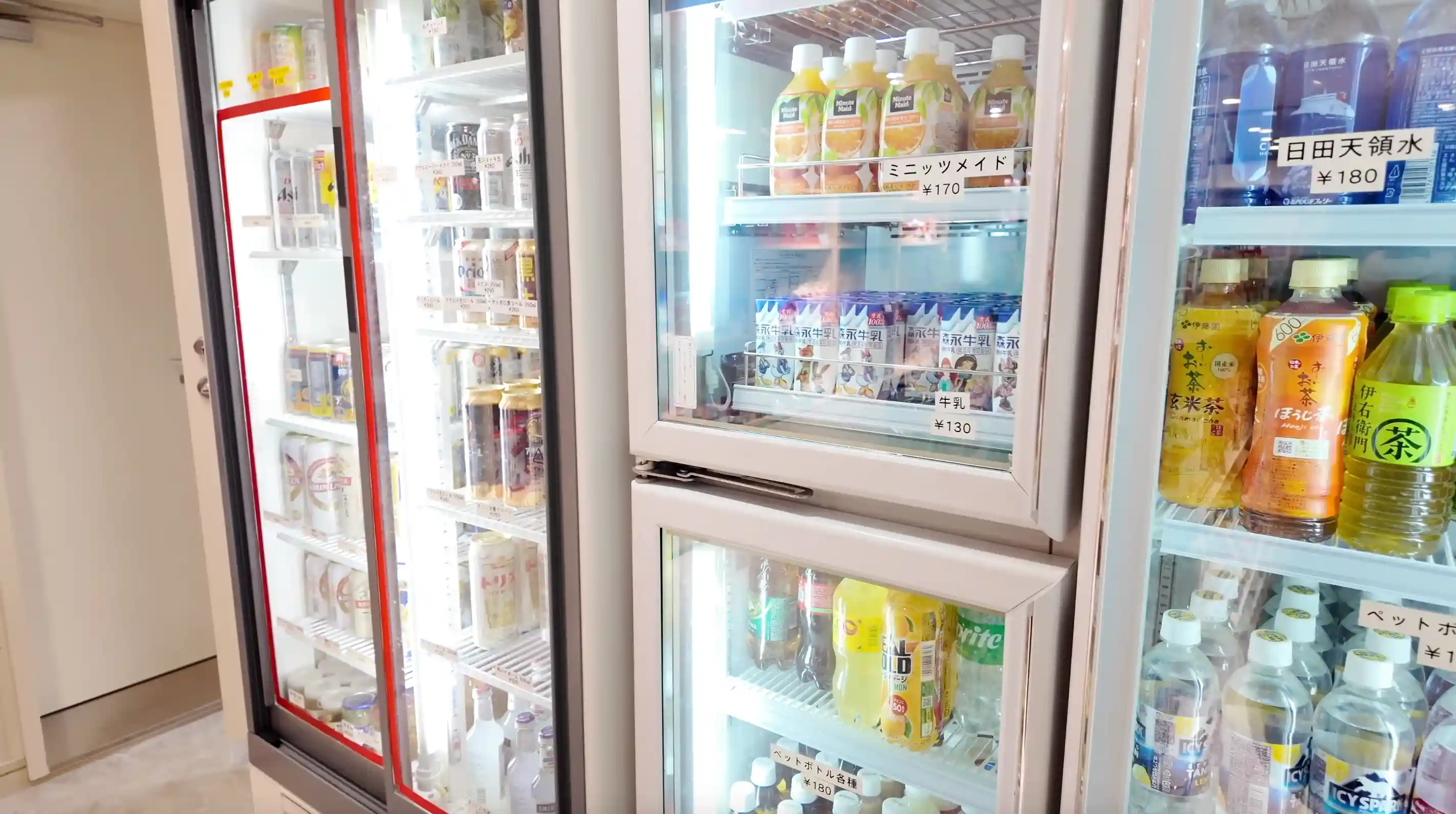 名门大洋轮渡福冈船内商店中的饮料冷藏柜