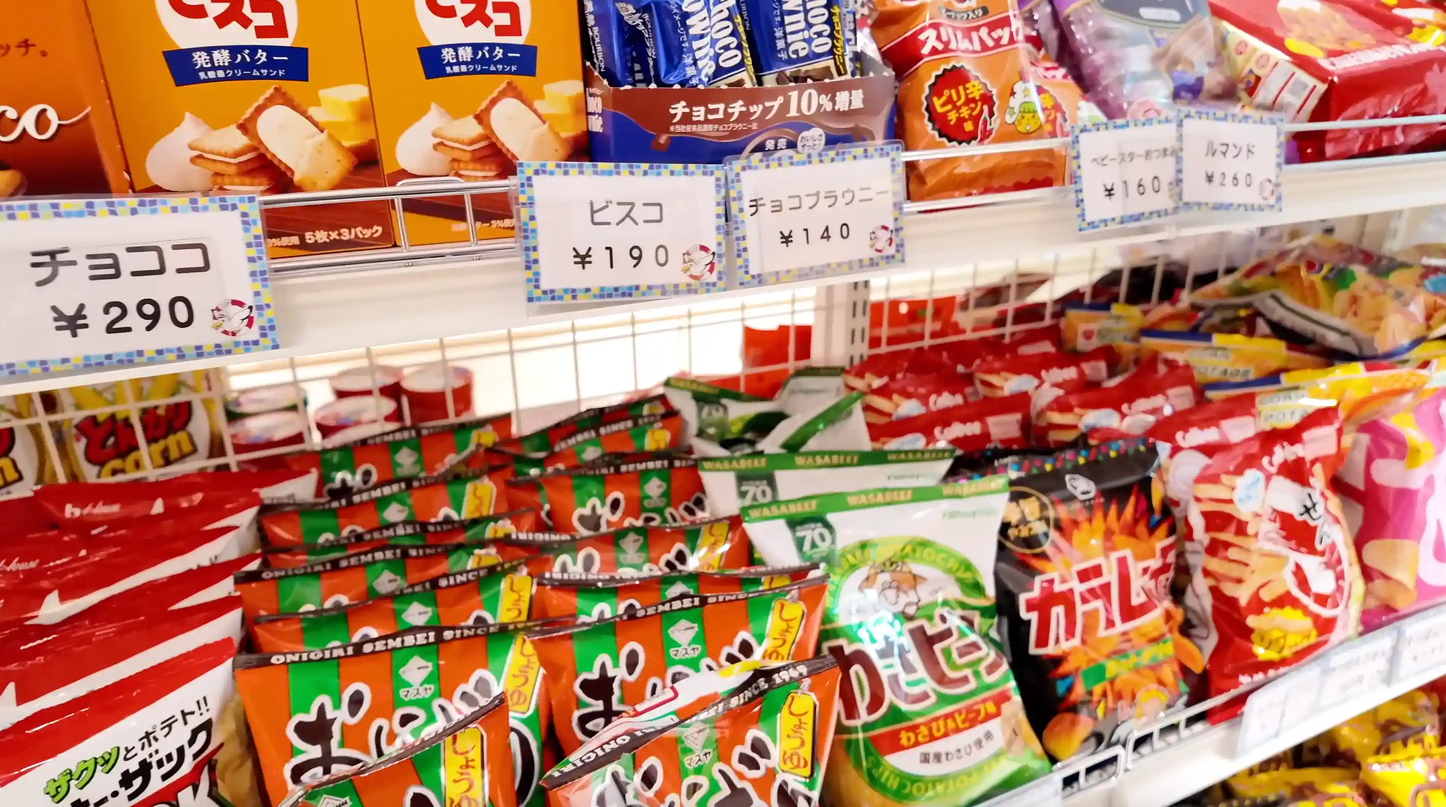 名門大洋フェリーふくおか船内の売店にあるスナック菓子が並べられた棚