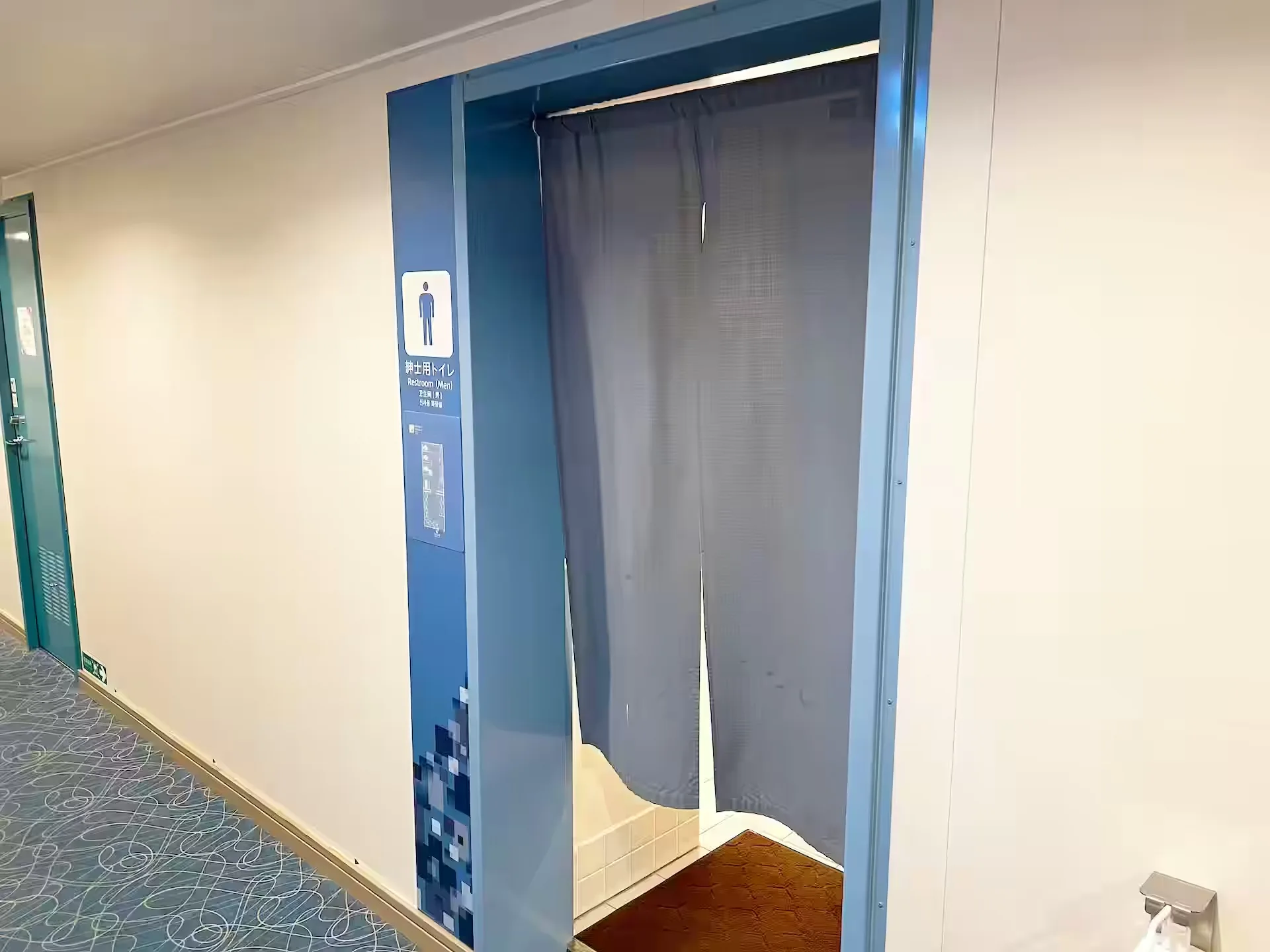 名门大洋渡轮福冈号船内男厕入口的暖帘