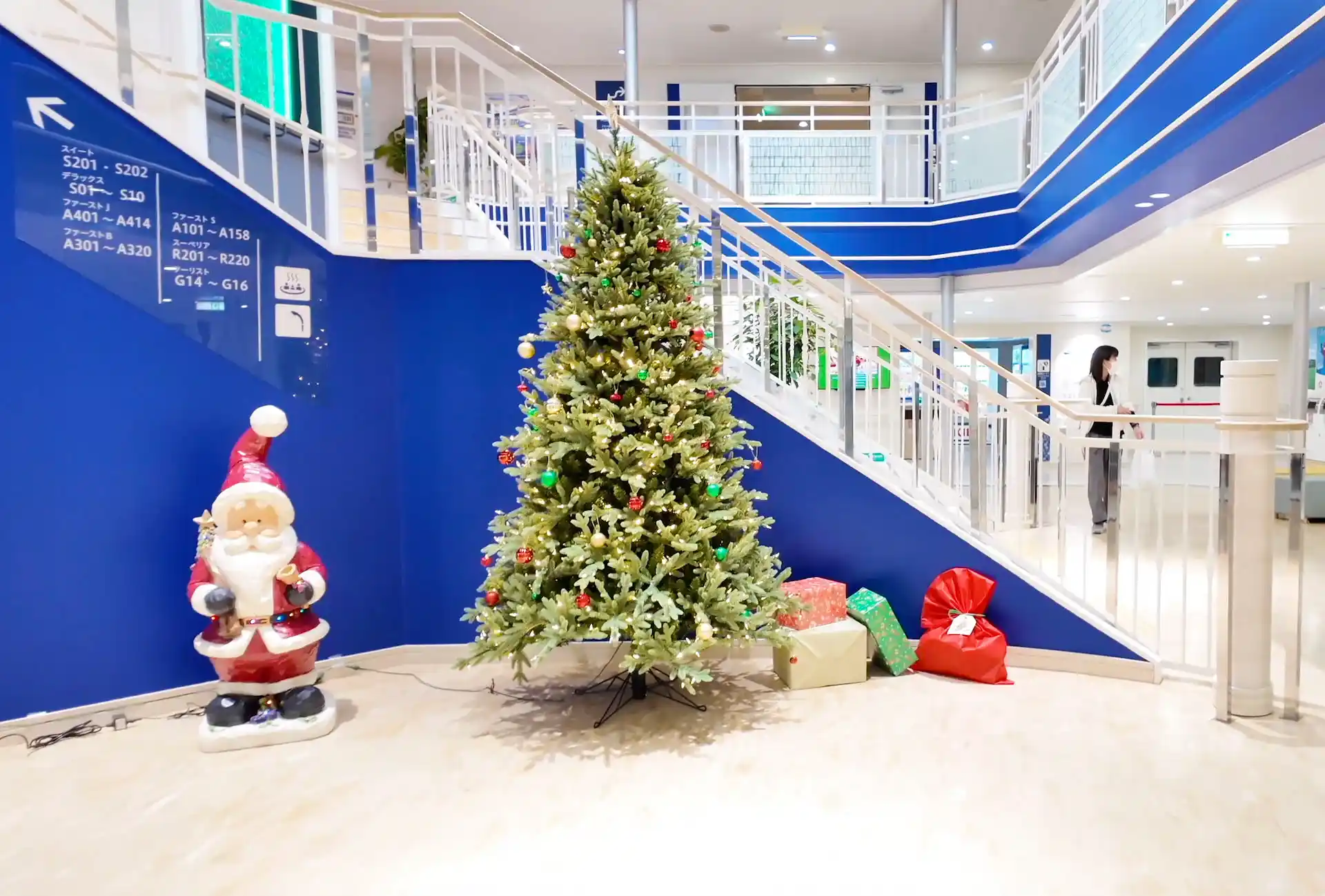 フェリーふくおか船内に設置されたクリスマスツリー