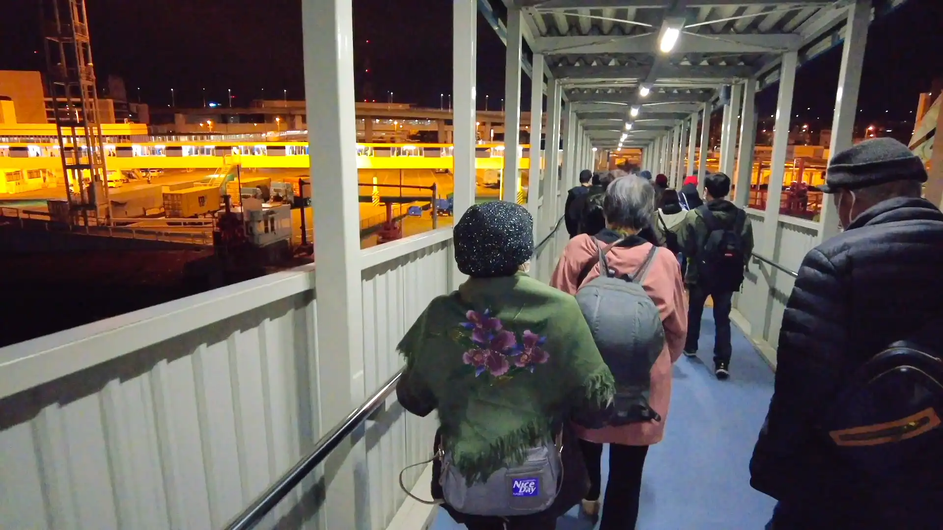 大阪南港で下船している様子