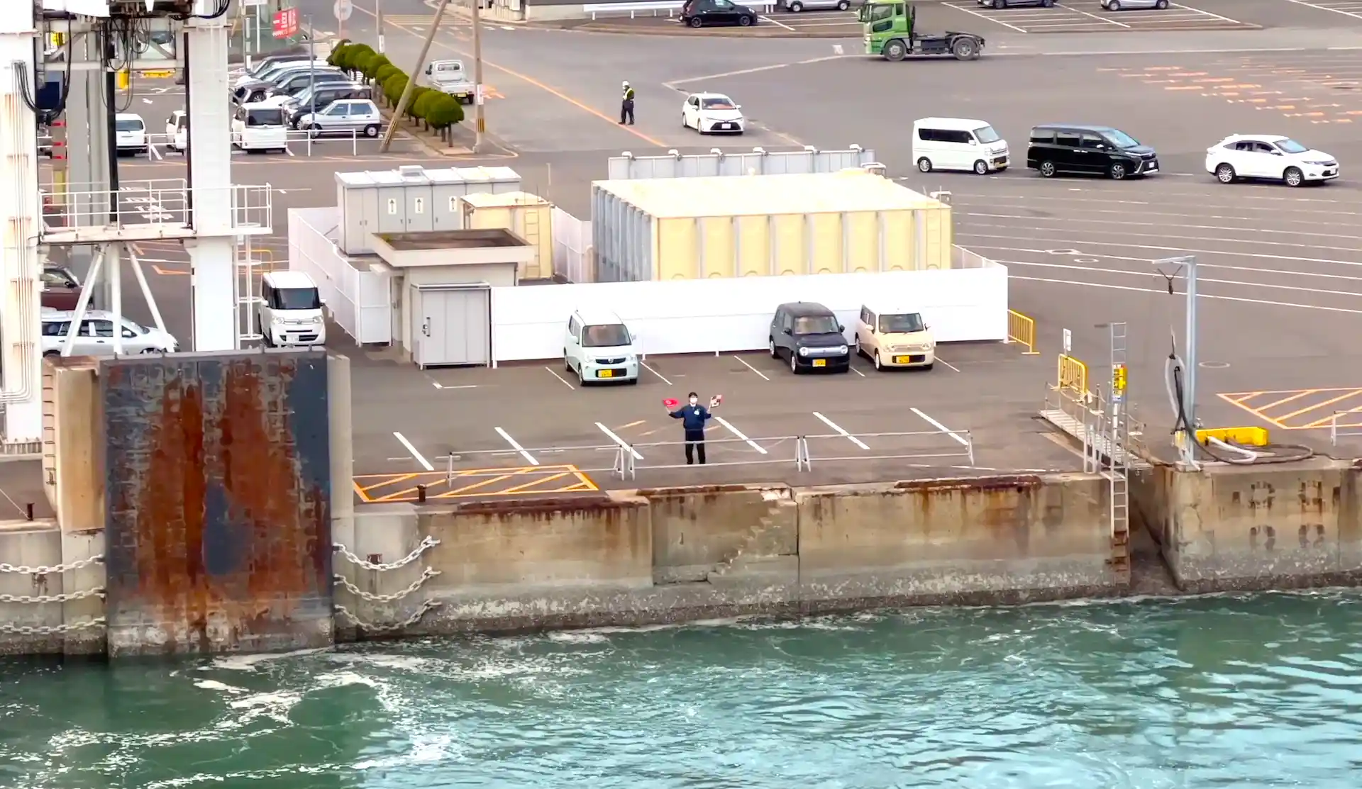 旗を振ってお見送りをしてくれた名門大洋フェリーの職員