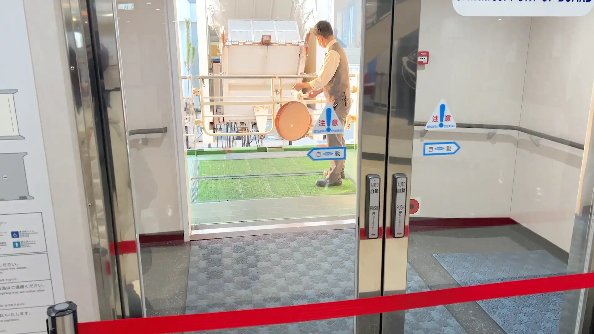 フェリーきたきゅうしゅうⅡの乗船口で銅羅を鳴らす乗務員