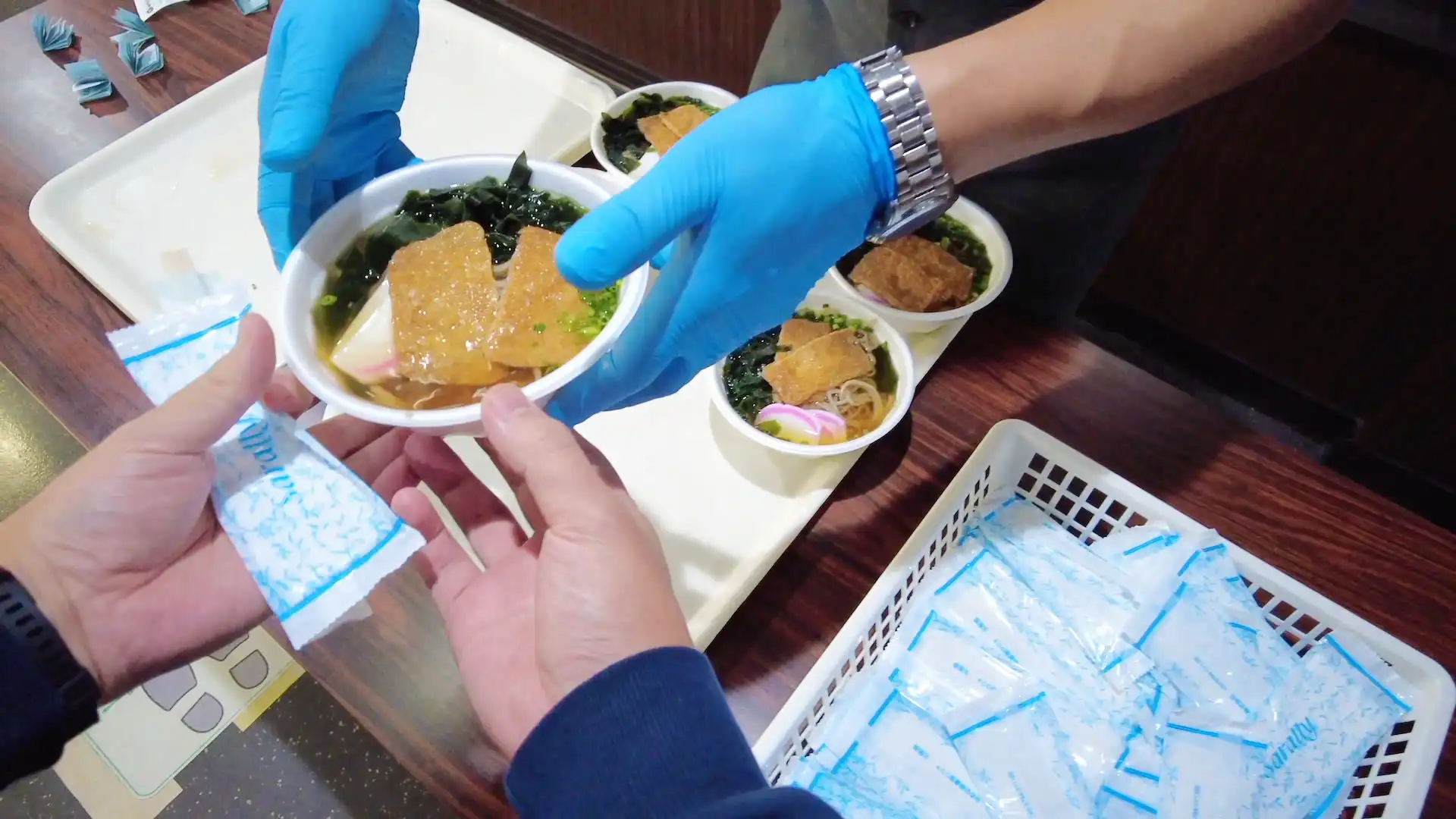 フェリーきたきゅうしゅうⅡ船内レストランで蕎麦を受け取っている様子