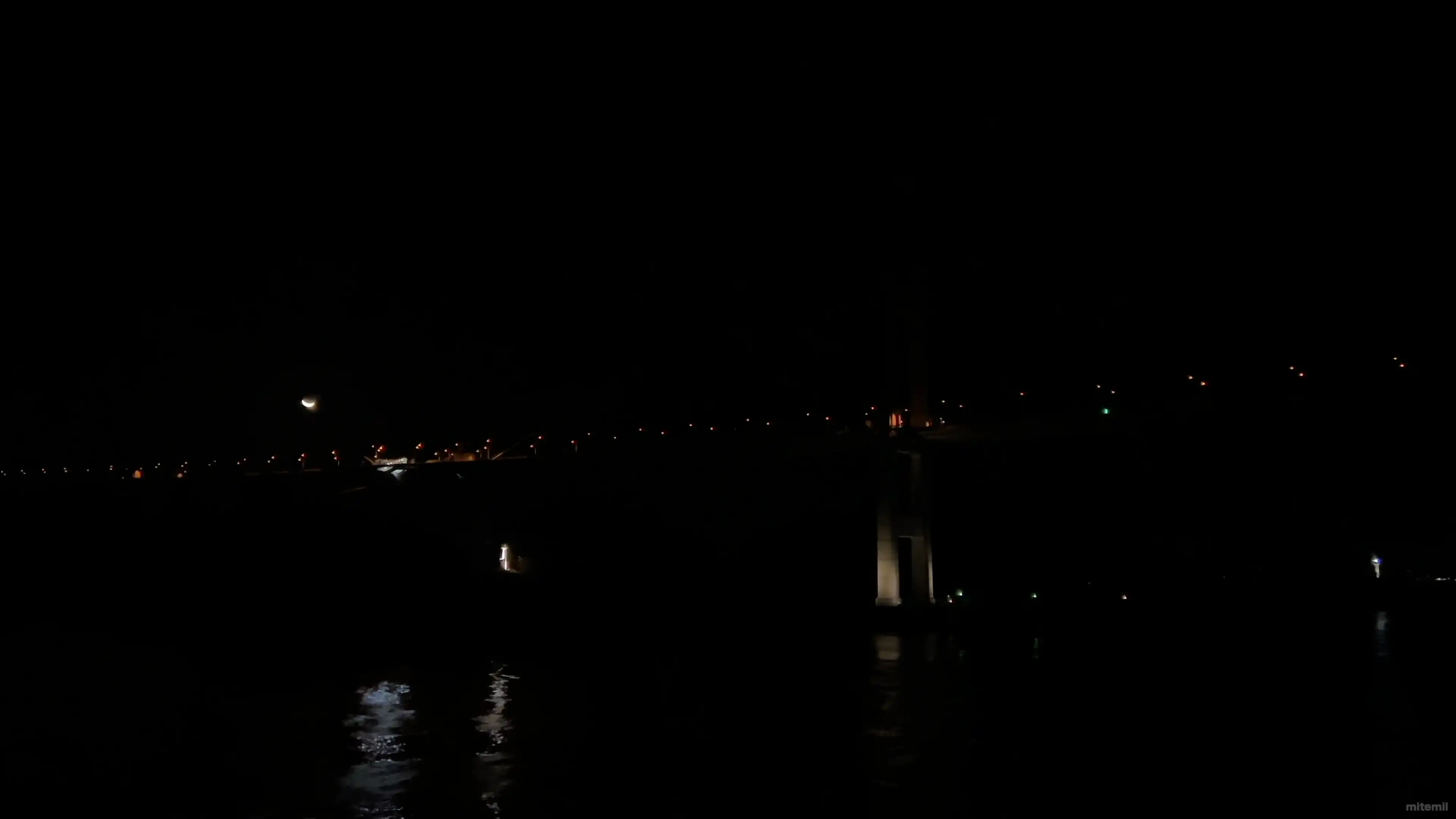 ライトアップされた来島海峡大橋