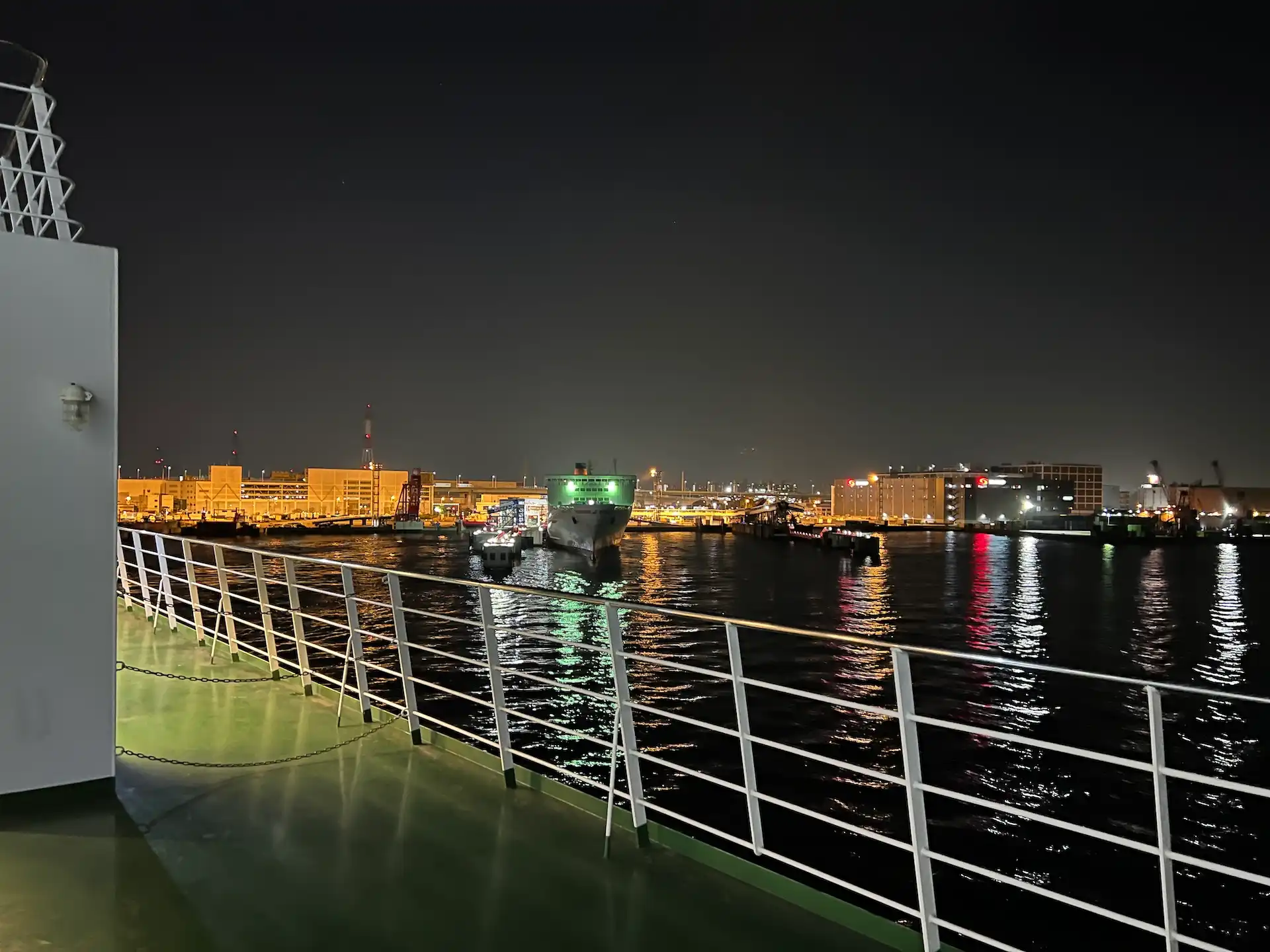 名門大洋フェリーきょうとの展望デッキから見る大阪南港の風景