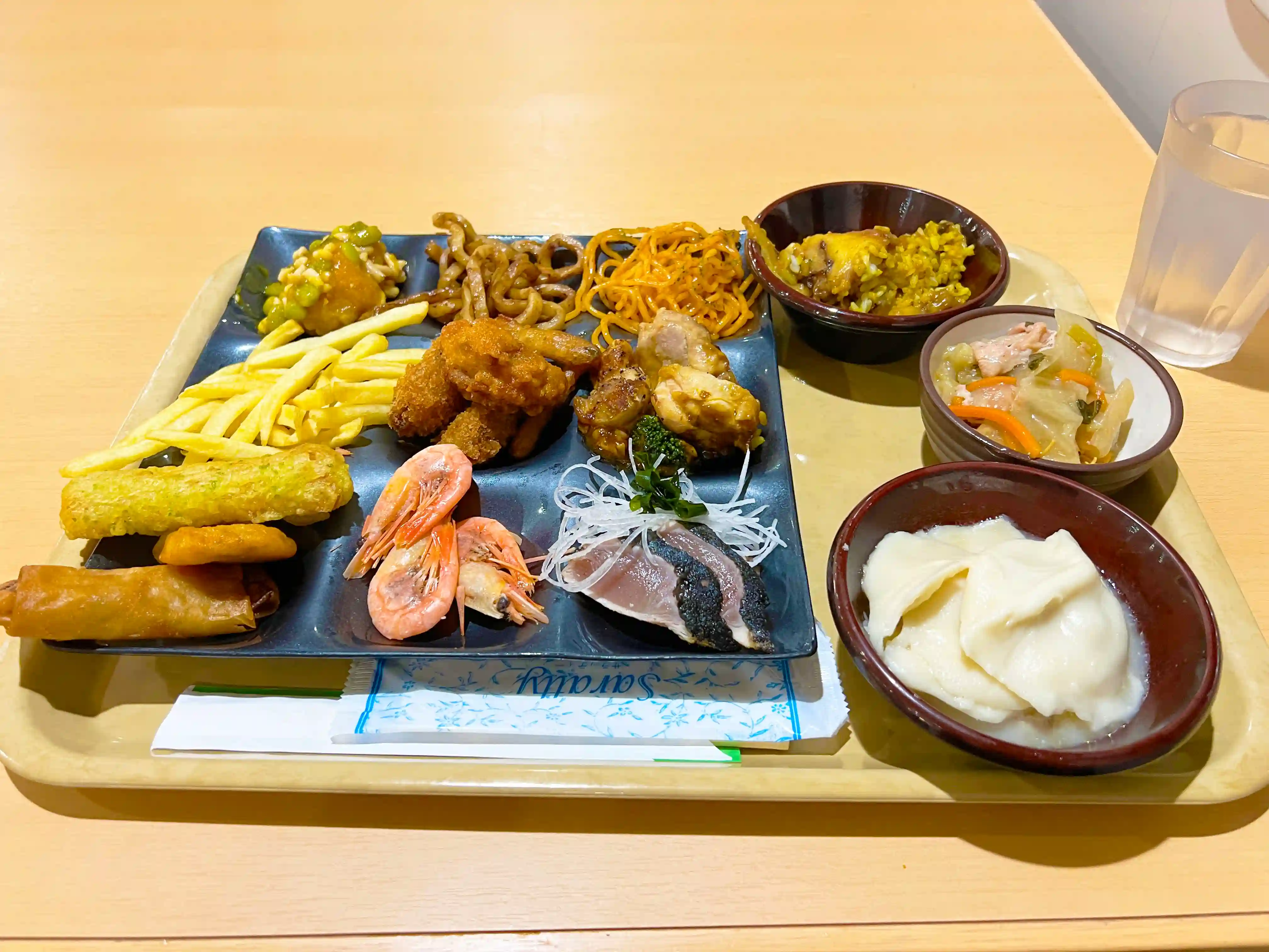 名門大洋フェリーきょうとの夕食料理が載ったプレート