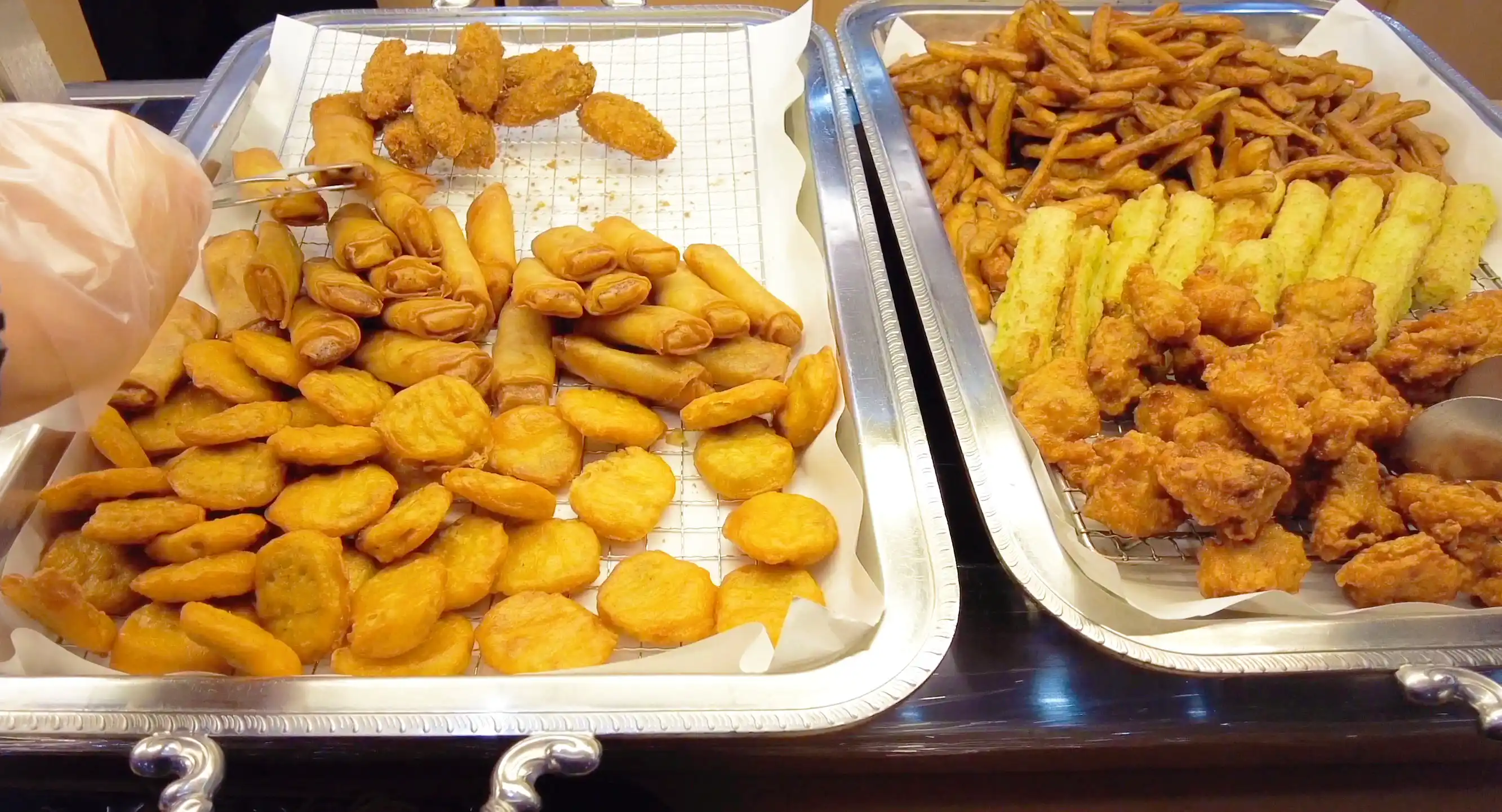名门大洋渡轮京都的晚餐自助餐盘中的汤和饺子