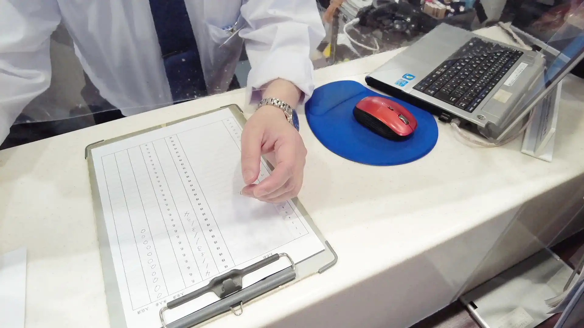 案内所でお正月セットを予約している様子