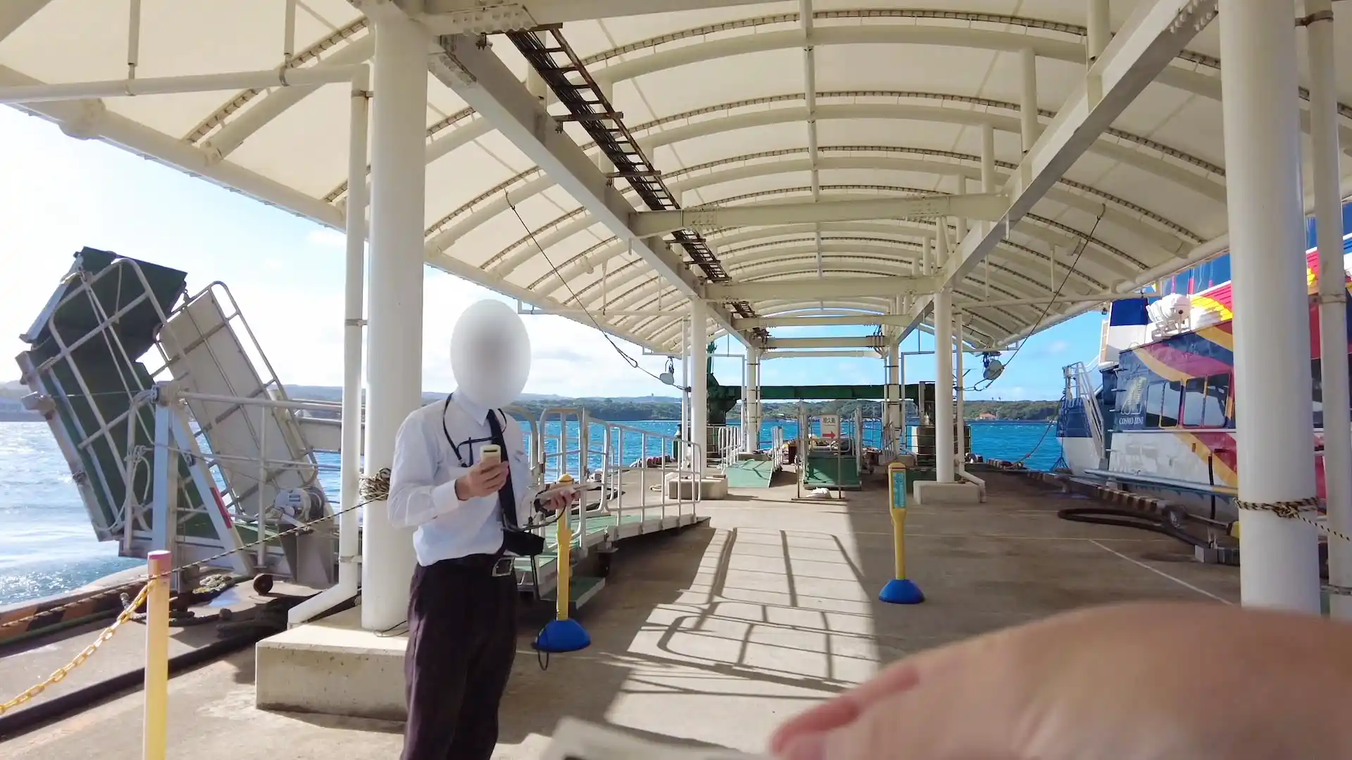 種子島・西之表港で高速船の乗船券をスタッフに読み取ってもらっている様子