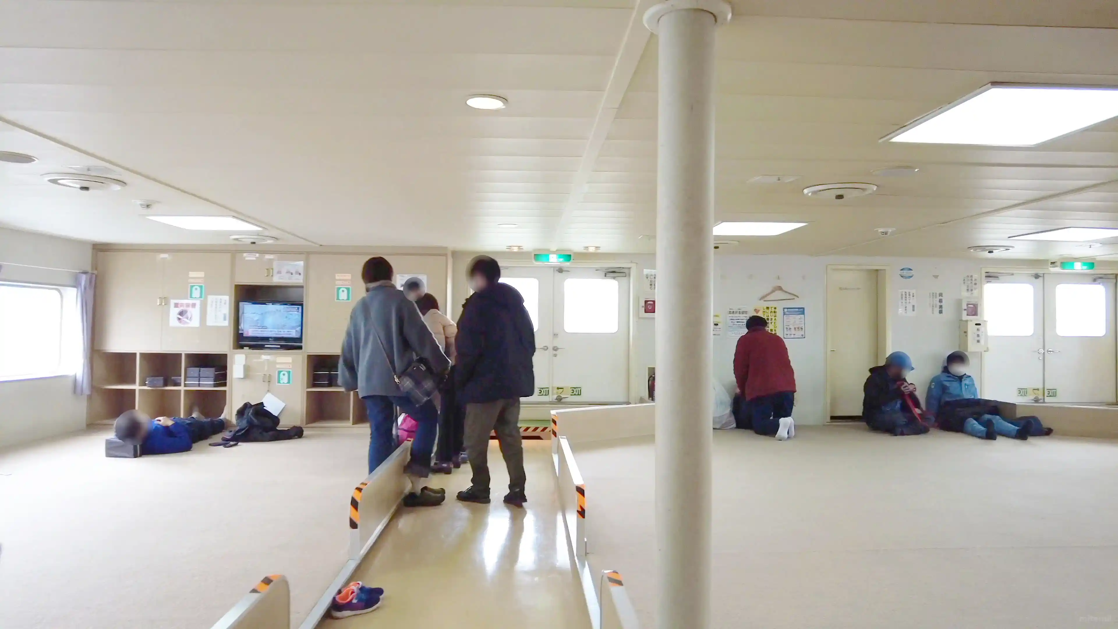 隠岐汽船フェリーくにが船内2等室の客室