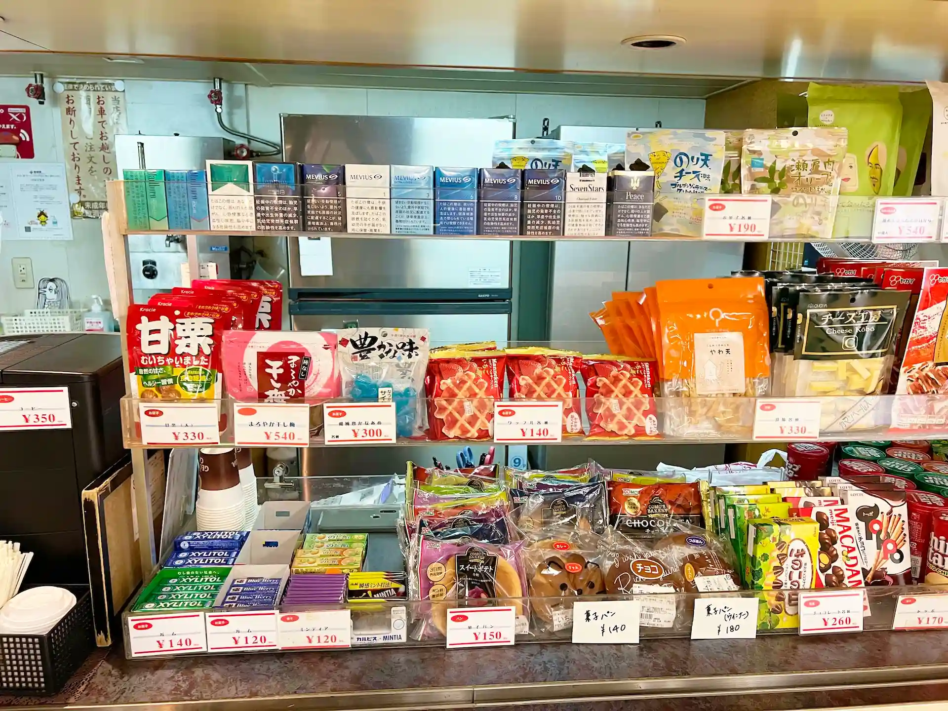 隠岐汽船フェリーくにが船内の売店に並ぶタバコ