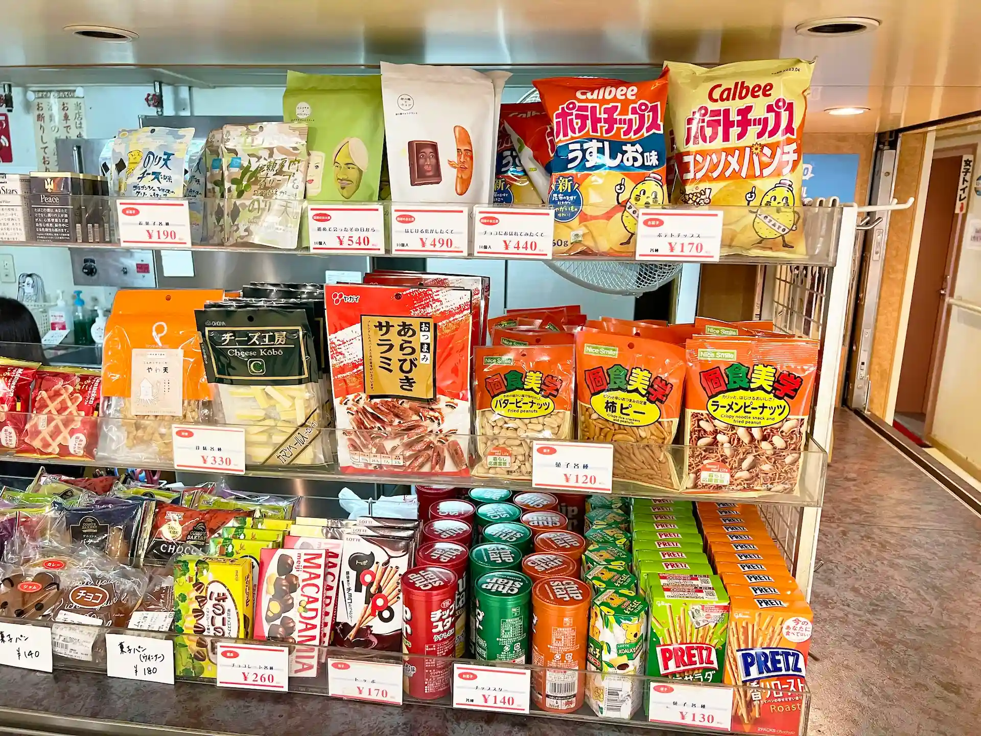 隠岐汽船渡轮国贺船内商店中的土特产