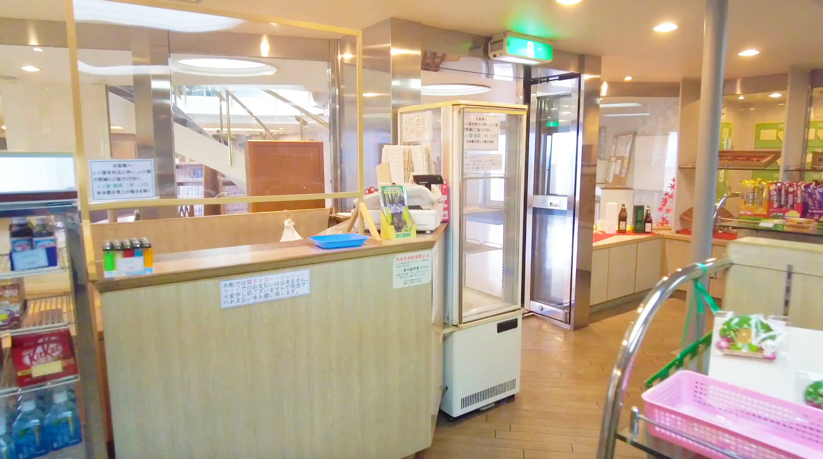 折田汽船屋久島2號渡輪上的店鋪收銀台。