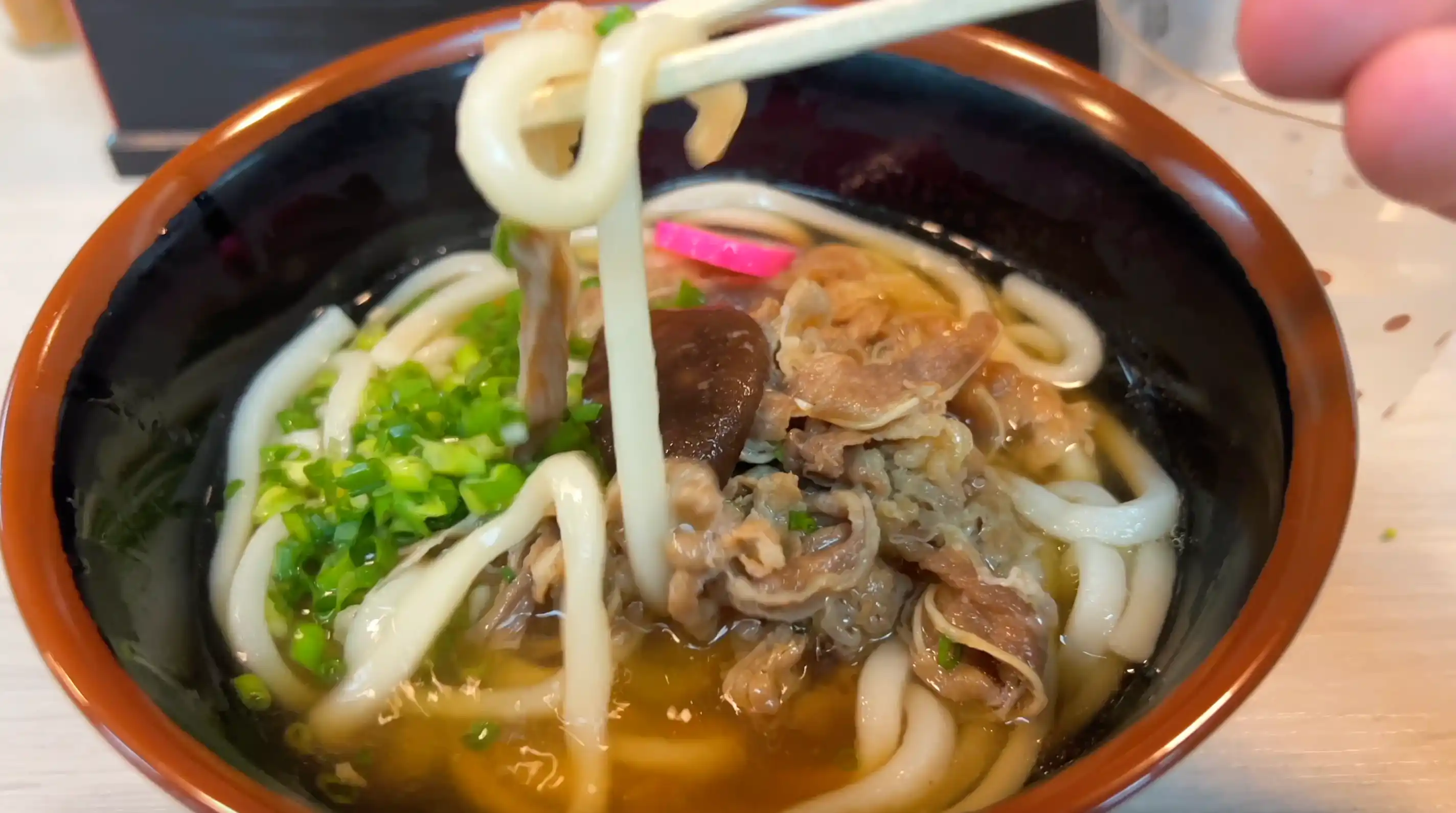 折田汽船フェリー屋久島2のうどんコーナーで販売していた肉うどんを食べている様子