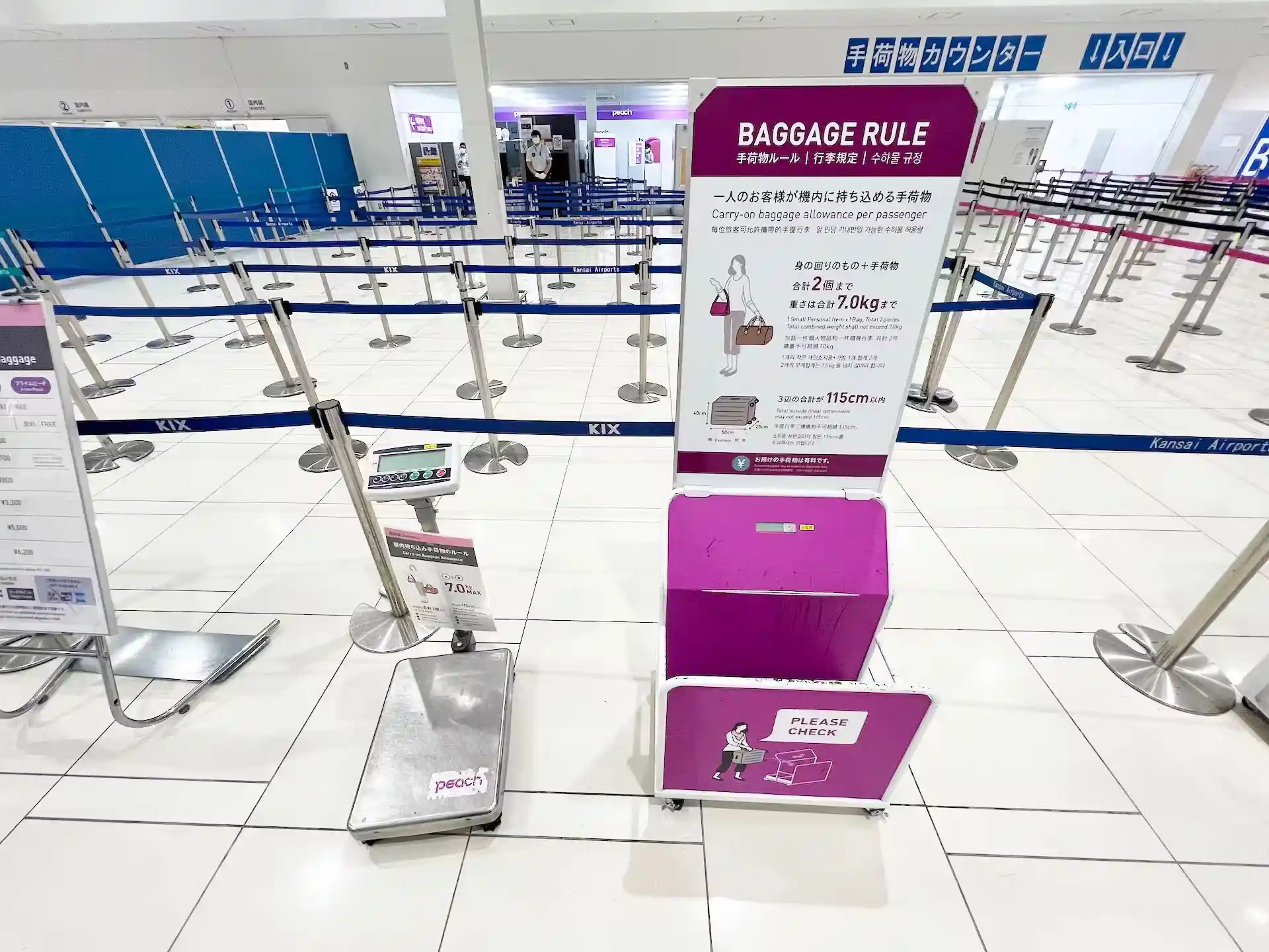 関西空港第二ターミナルに置かれたピーチアビエーションの手荷物の重量計