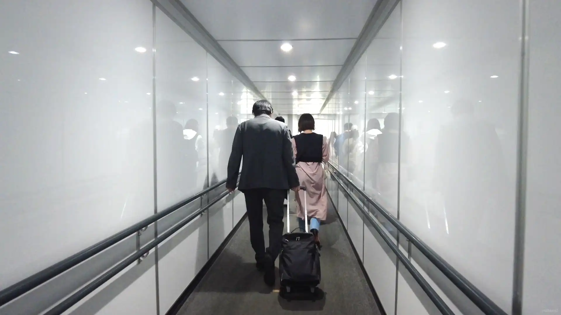 Peachの機体から降りた乗客がボーディングブリッジを歩いている様子