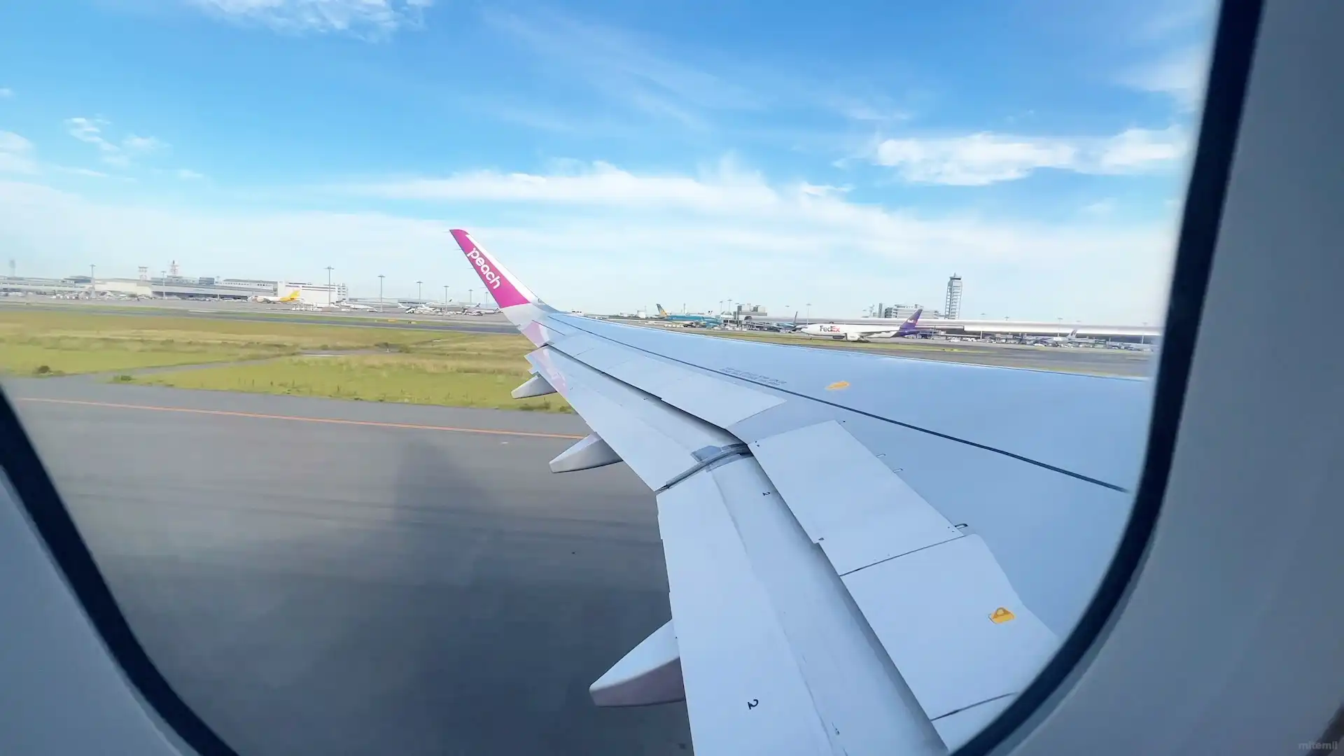 関西空港から離陸するPeachの機体