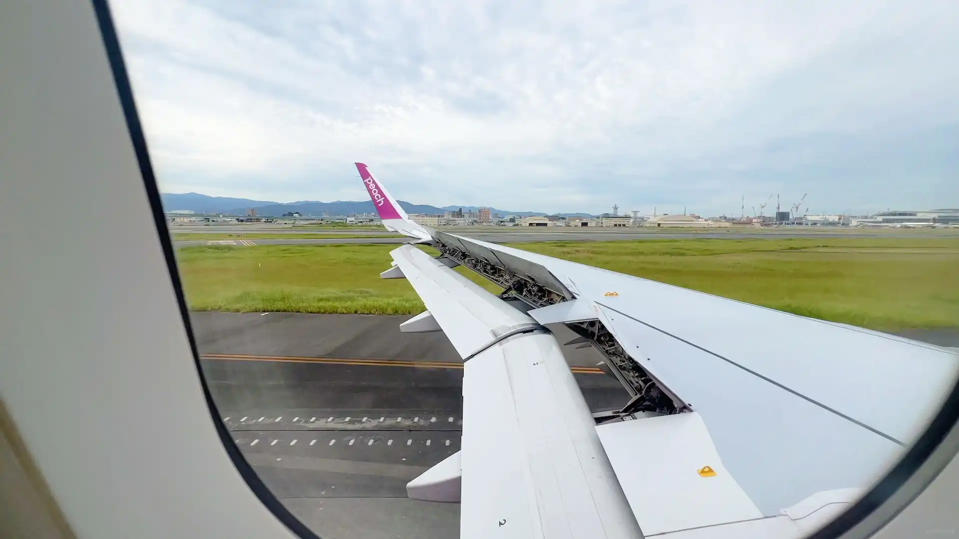 福岡空港に着陸したPeachの機体