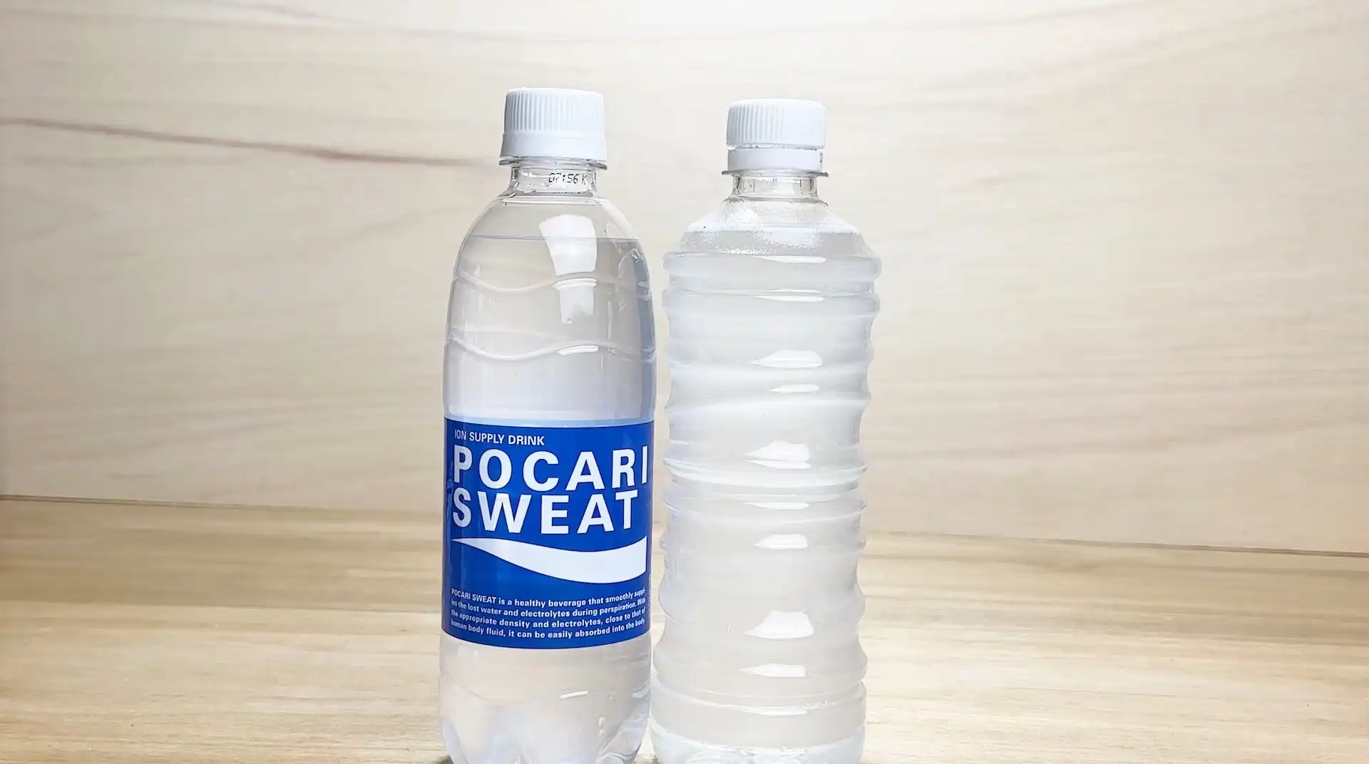 ポカリスエットのボトルと粉末を水で溶かしたものを並べたもの