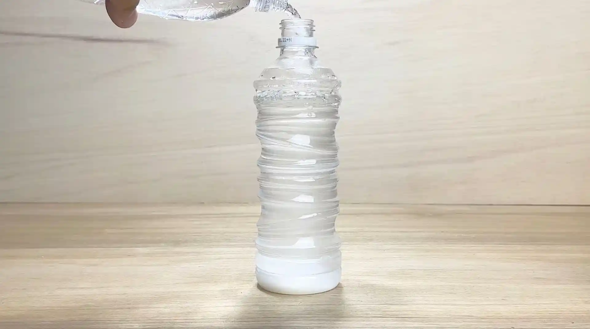 ポカリスエットの粉末に水を注いでいる様子