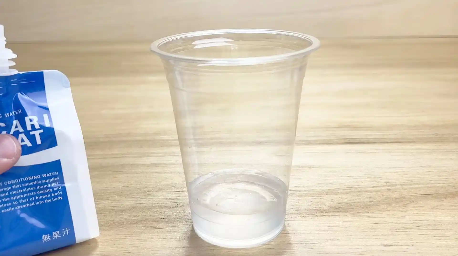 ポカリスエットのゼリーをカップに入れた様子