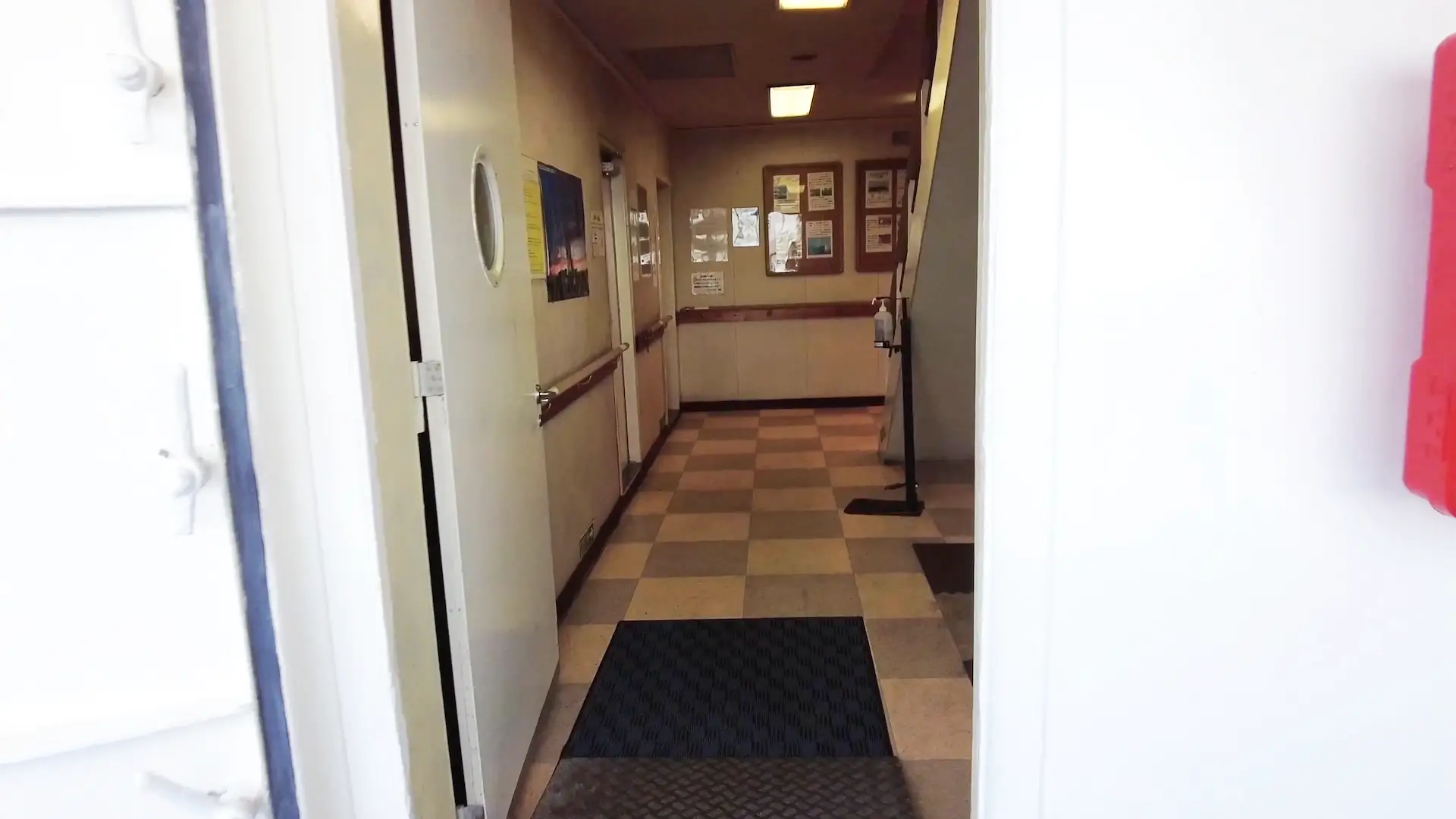 プリンセスわかさ船内乗船口の先に見える通路