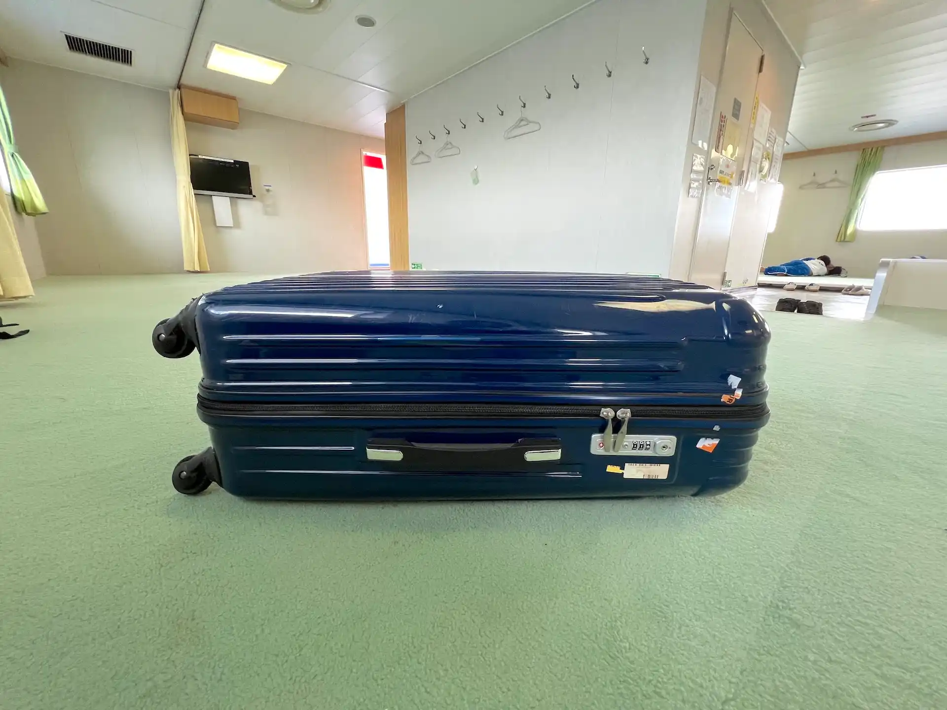 プリンセスわかさ船内の2等客室に置かれたスーツケース