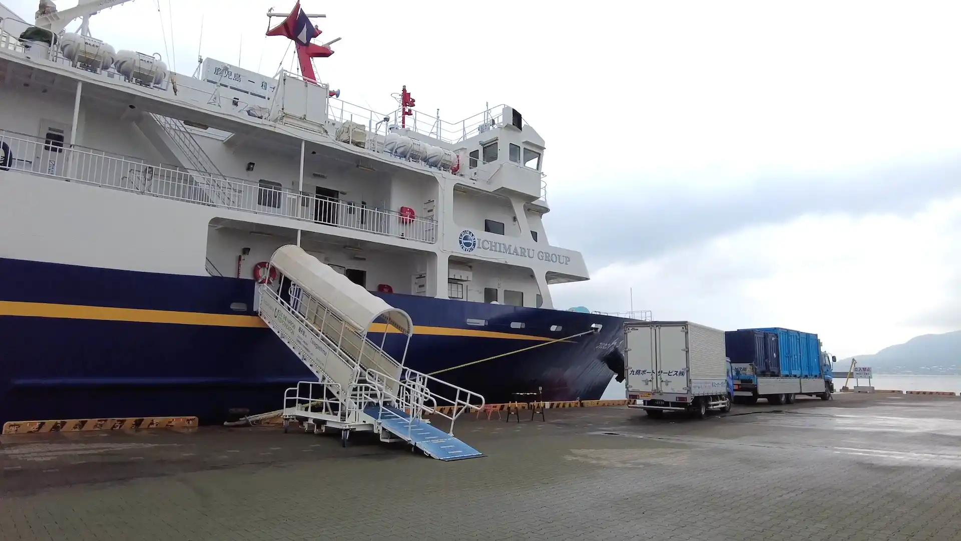 プリンセスわかさに設置されたタラップ