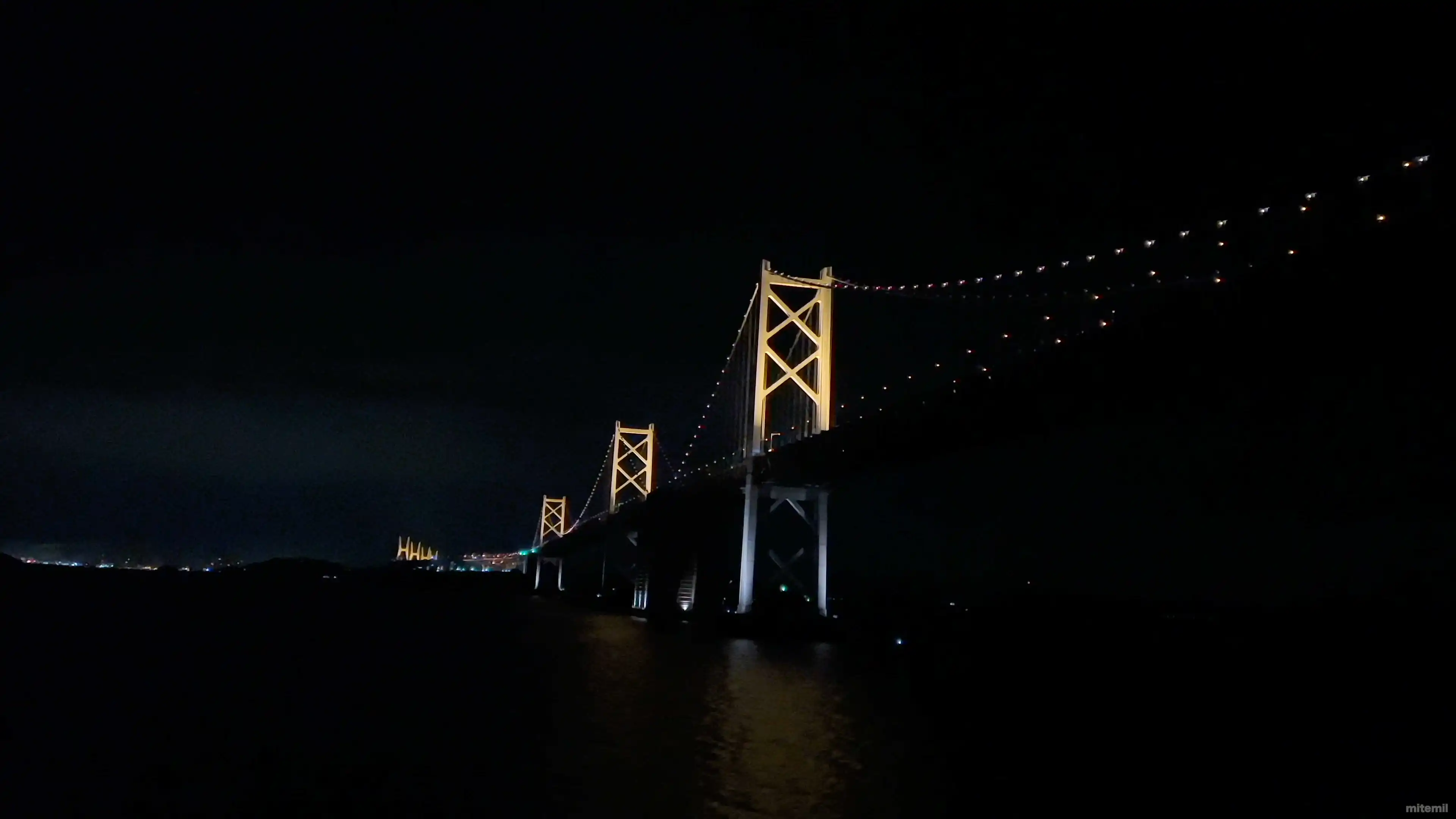 ライトアップされた瀬戸大橋