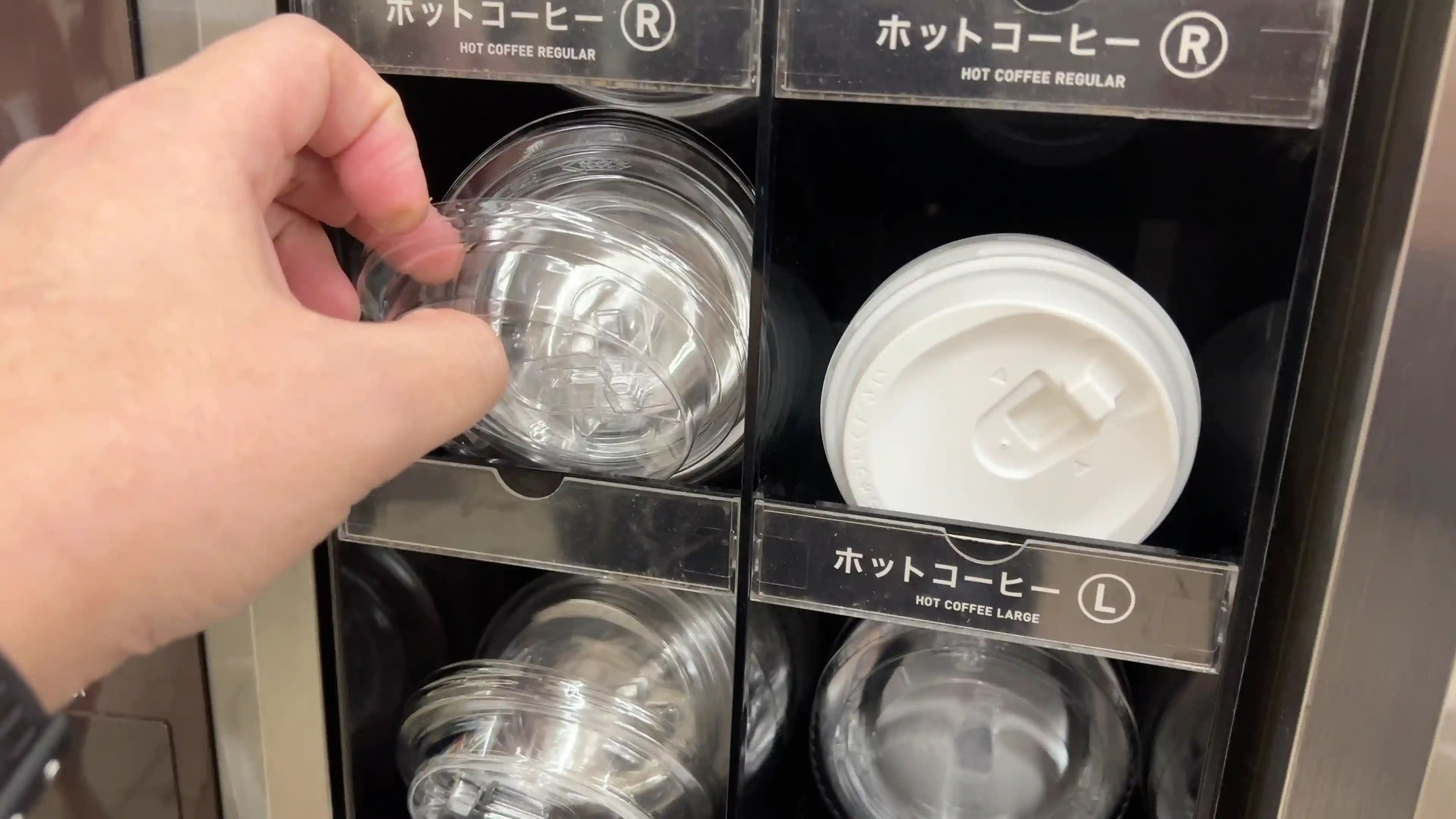 セブンイレブンの紙コップ様の蓋置き場