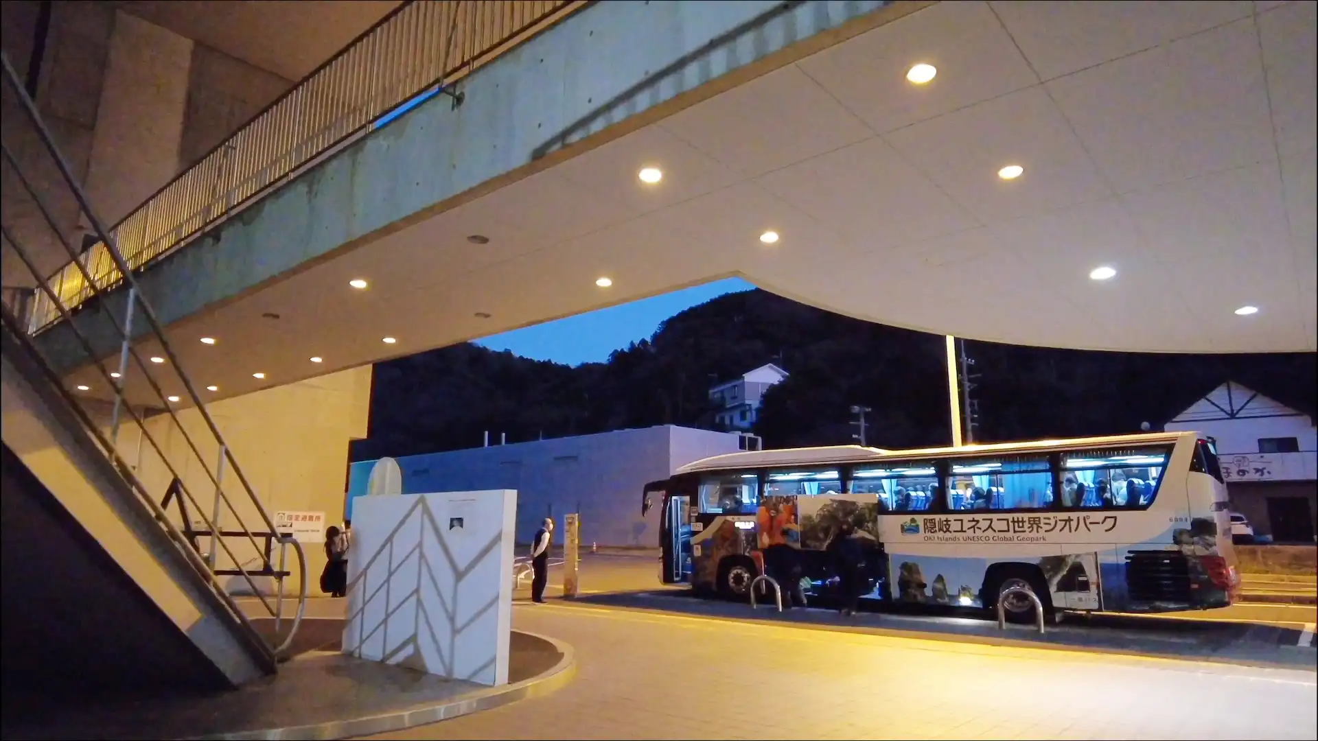 七類港で待機している隠岐汽船のバス