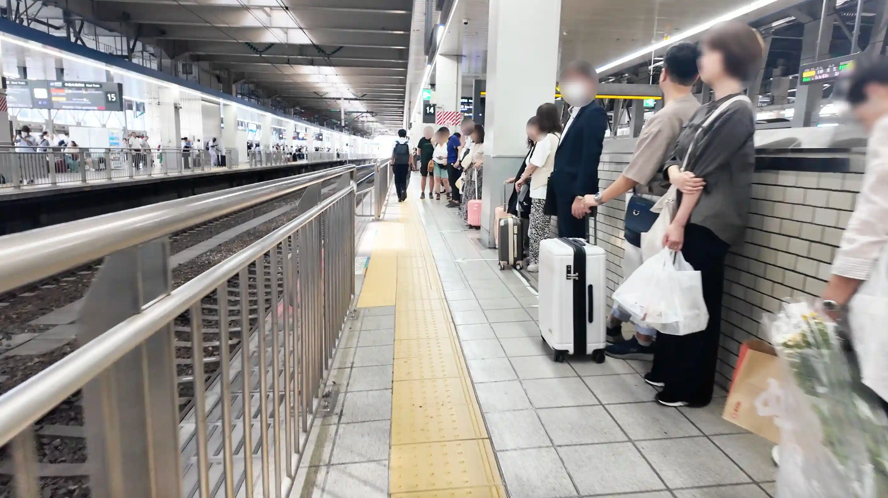 博多駅のホームに並ぶ乗客